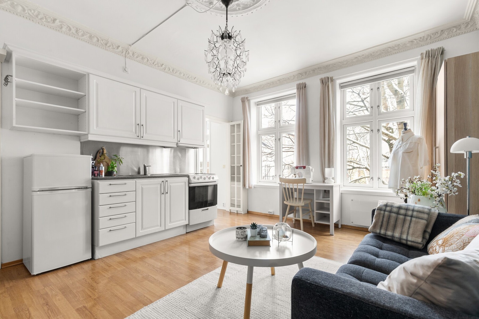 Kjøkkeninnredning med glatte hvite fronter. Galleribilde