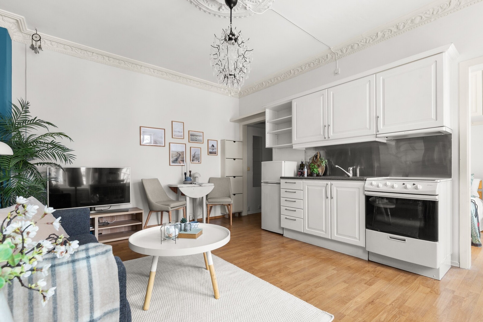 Velegnet plass til sofa, sofabord, mediemøblement og spiseseksjon. Galleribilde