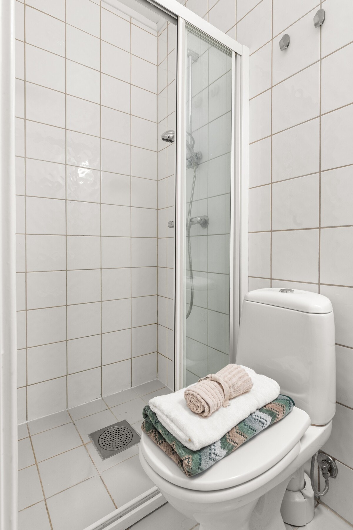 Helfliset bad fra 2003 med varmekabler i gulv. Galleribilde