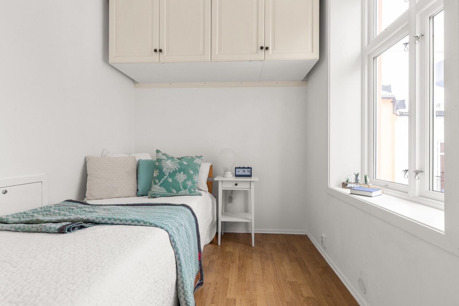 Plass til seng, nattbord og oppbevaringsmøblement. Galleribilde