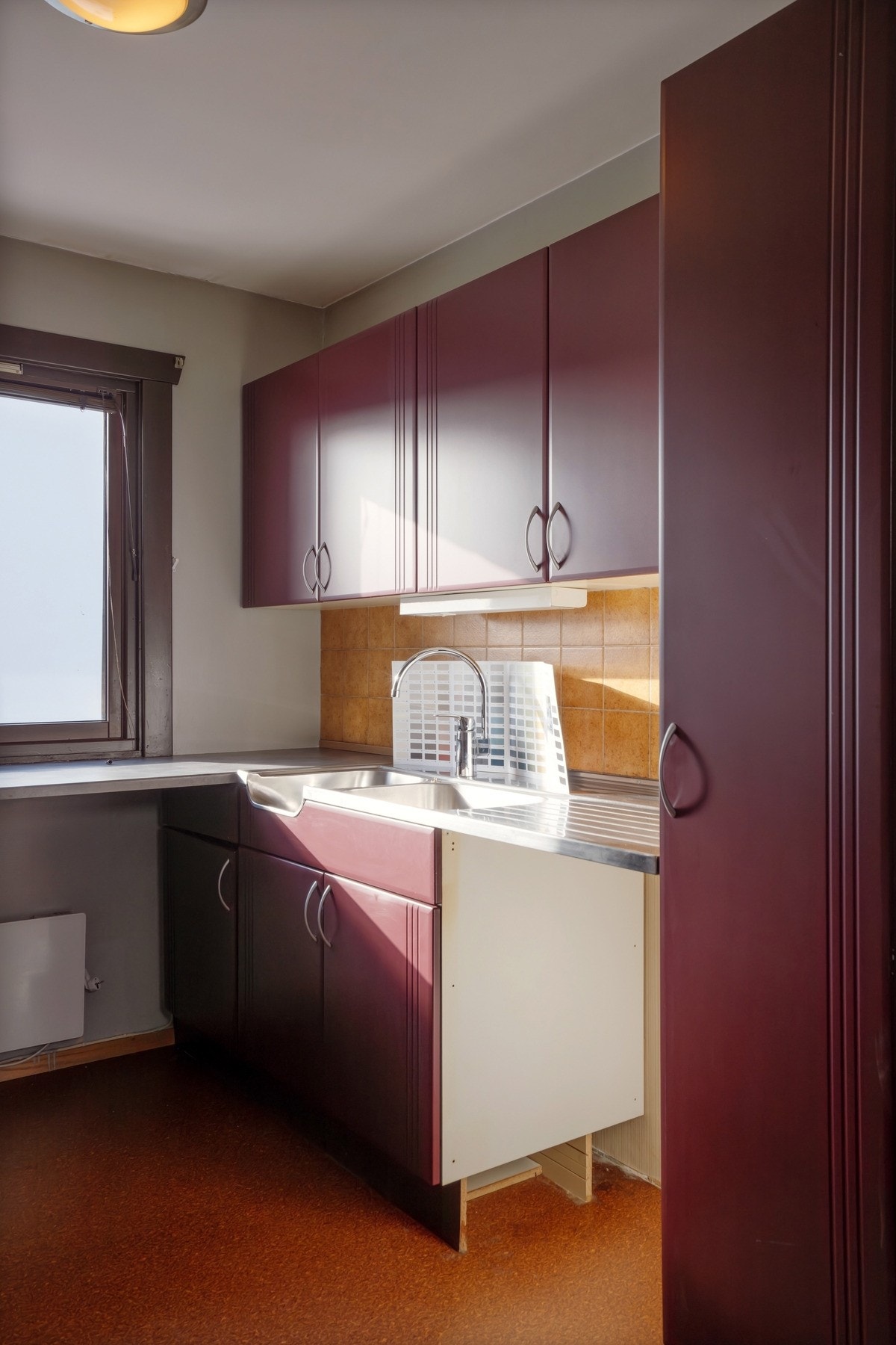 Vegg i vegg kan man ev. flytte kjøkken ut i stuen og skape seg en 3 -roms leilighet. Galleribilde