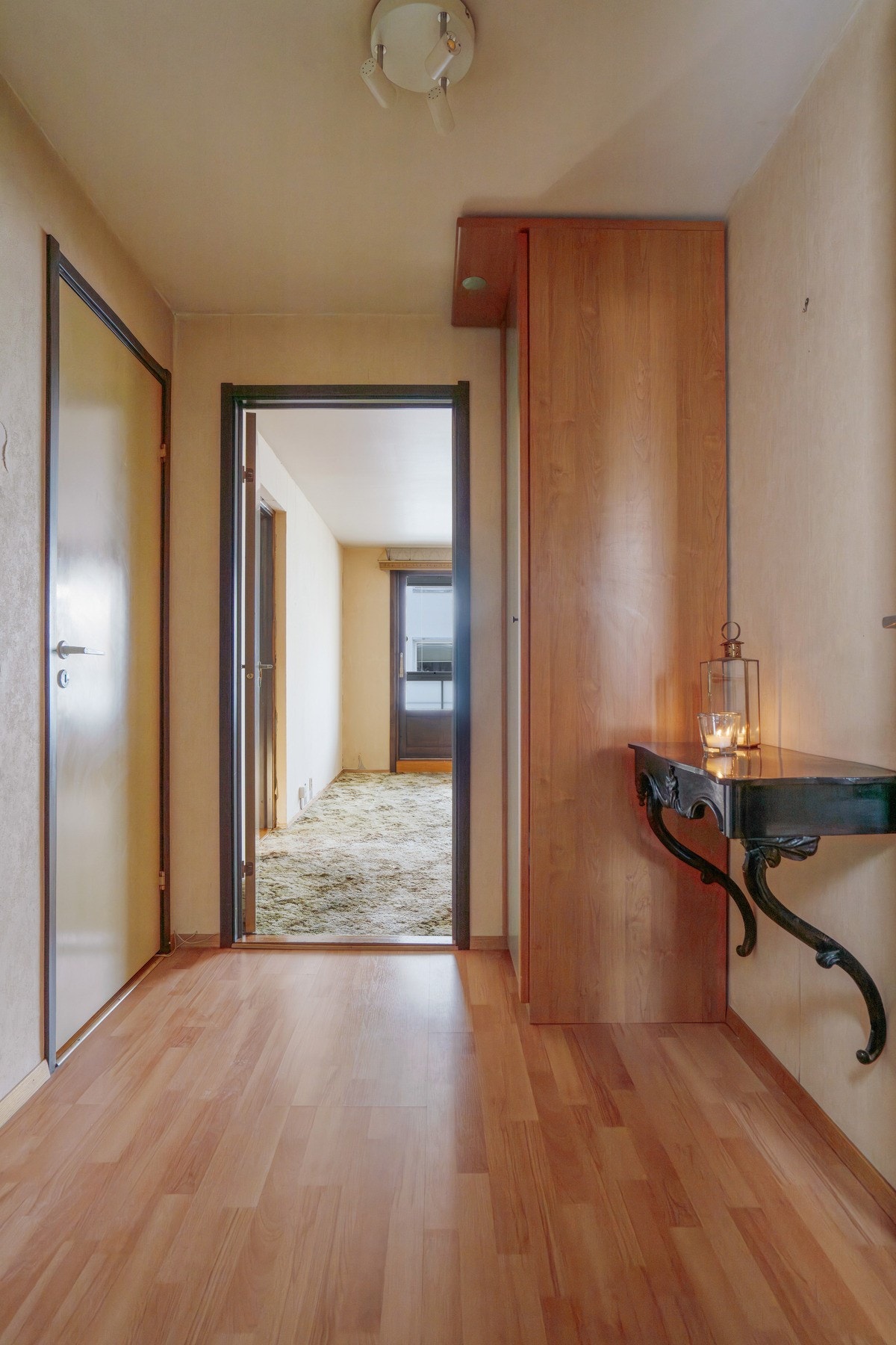 Gang med stort garderoberom/ bod vegg i vegg. Galleribilde