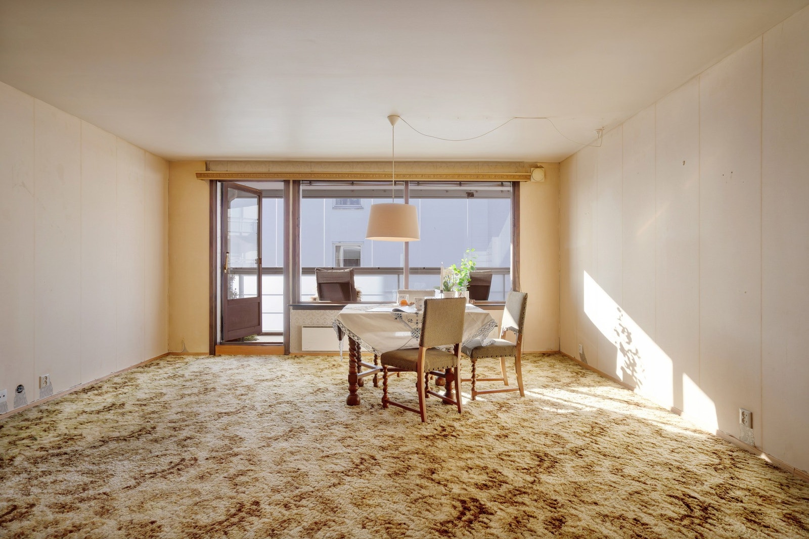 Leiligheten ligger i toppetasjen og har innglasset balkong. Galleribilde