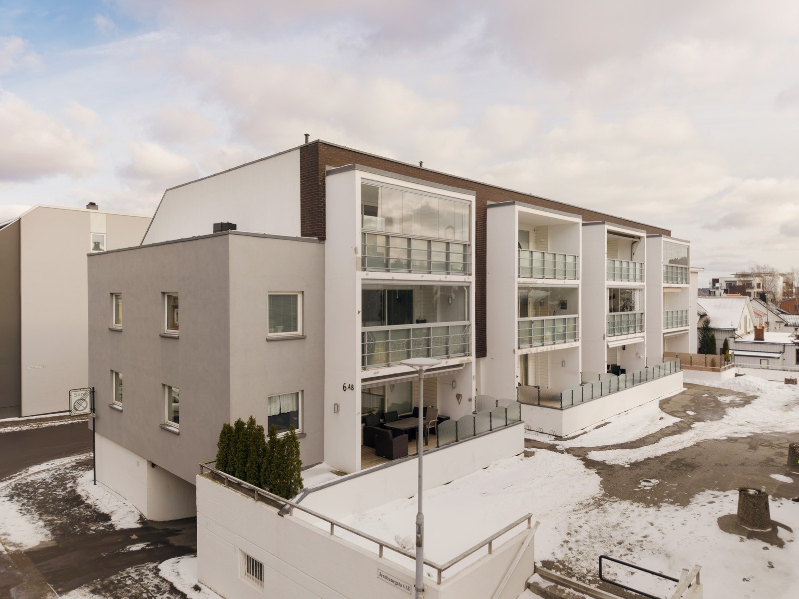 Fasade og parkeringsplass for gjester. Garasje i kjeller Galleribilde