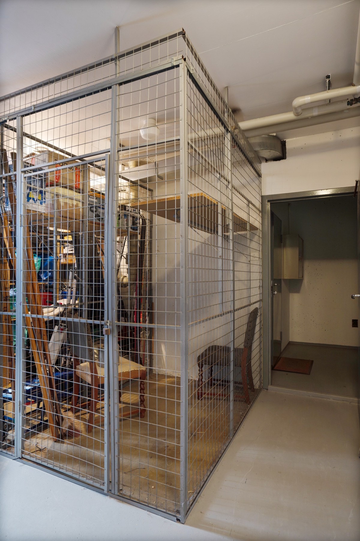 Bod medfølger samt et bod skap. Disse befinner seg i samme etasje som garasjen. Galleribilde