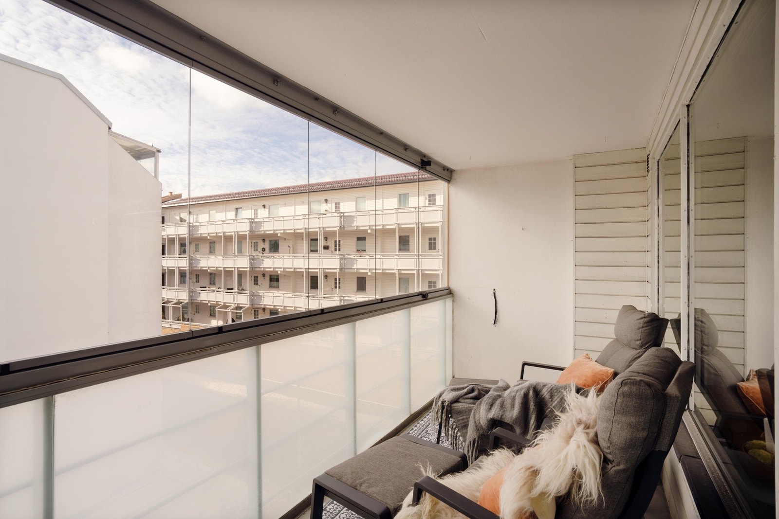 Direkte utgang til sydvendt & innglasset balkong fra stuen. Galleribilde