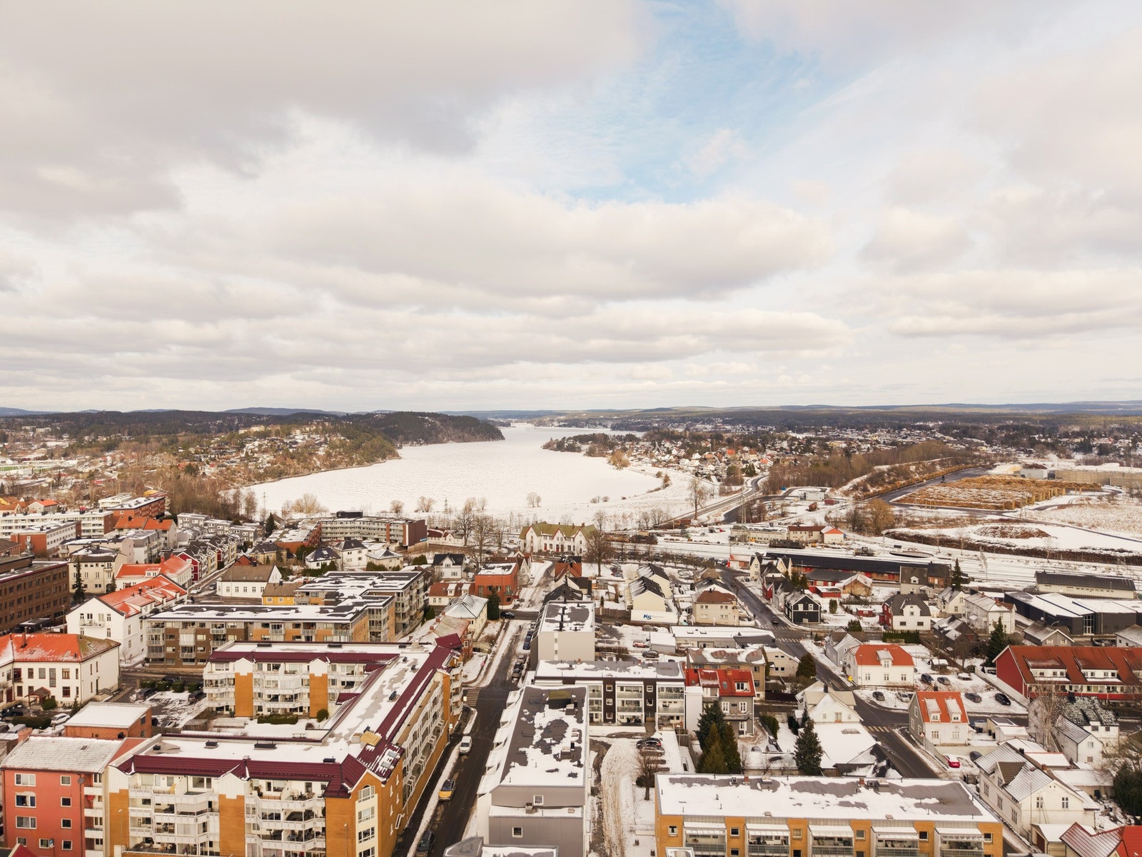 Fin & sentral beliggenhet med nærhet til Glengshølen, togstasjonen. gågata, Kulåsparken med mer Galleribilde