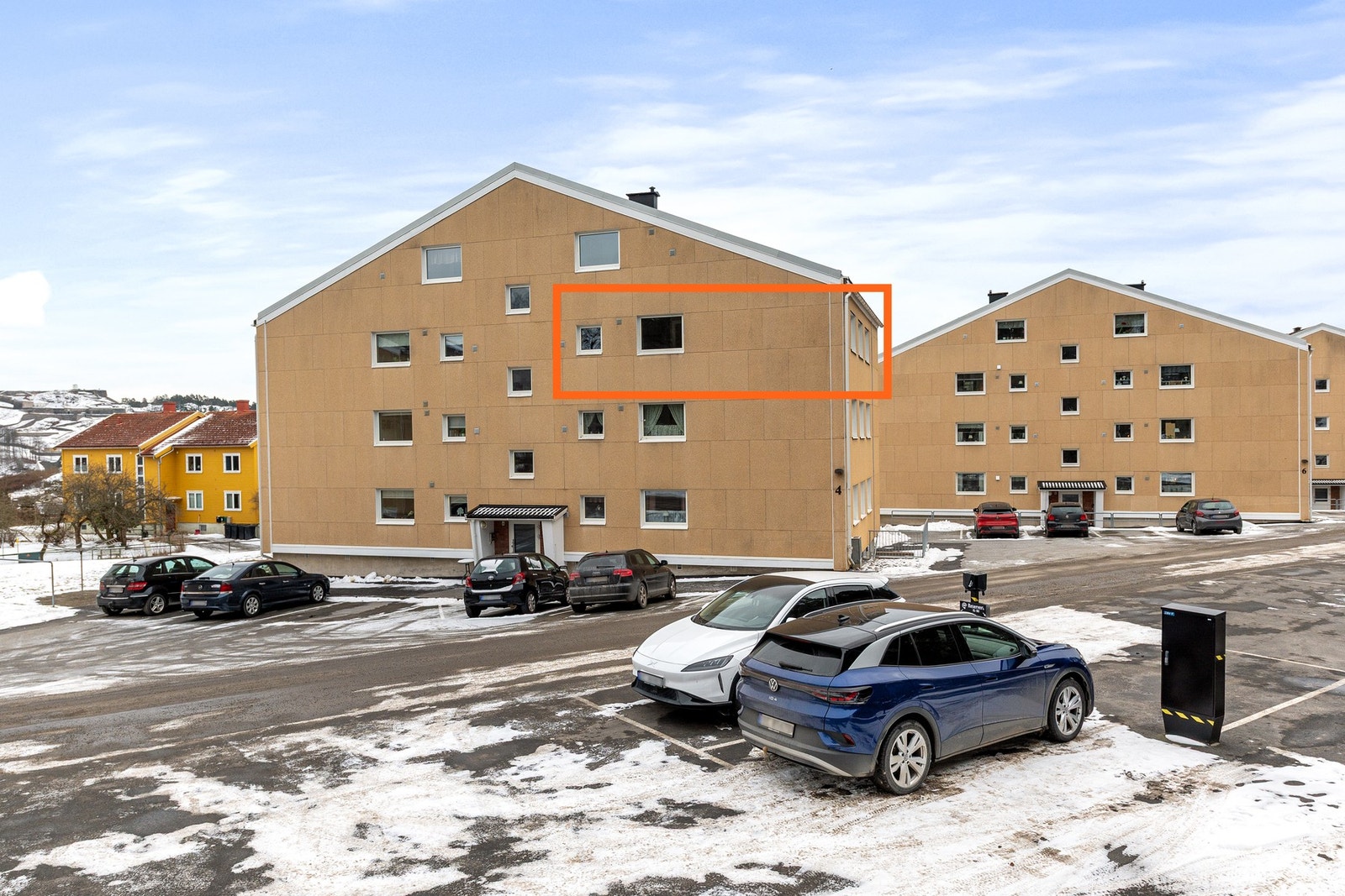 Utvendig er det opparbeidet parkeringsplasser samt opplegg til elbillader for andelseierne Galleribilde