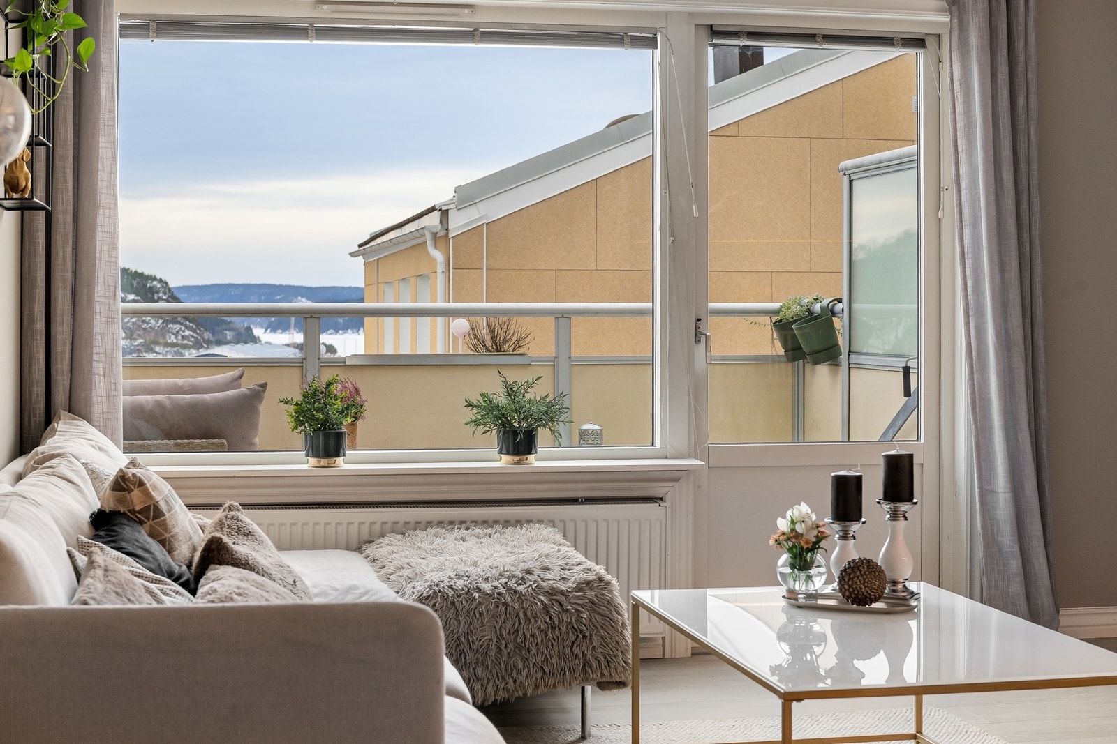 Mye lys fra store vindusflater Galleribilde