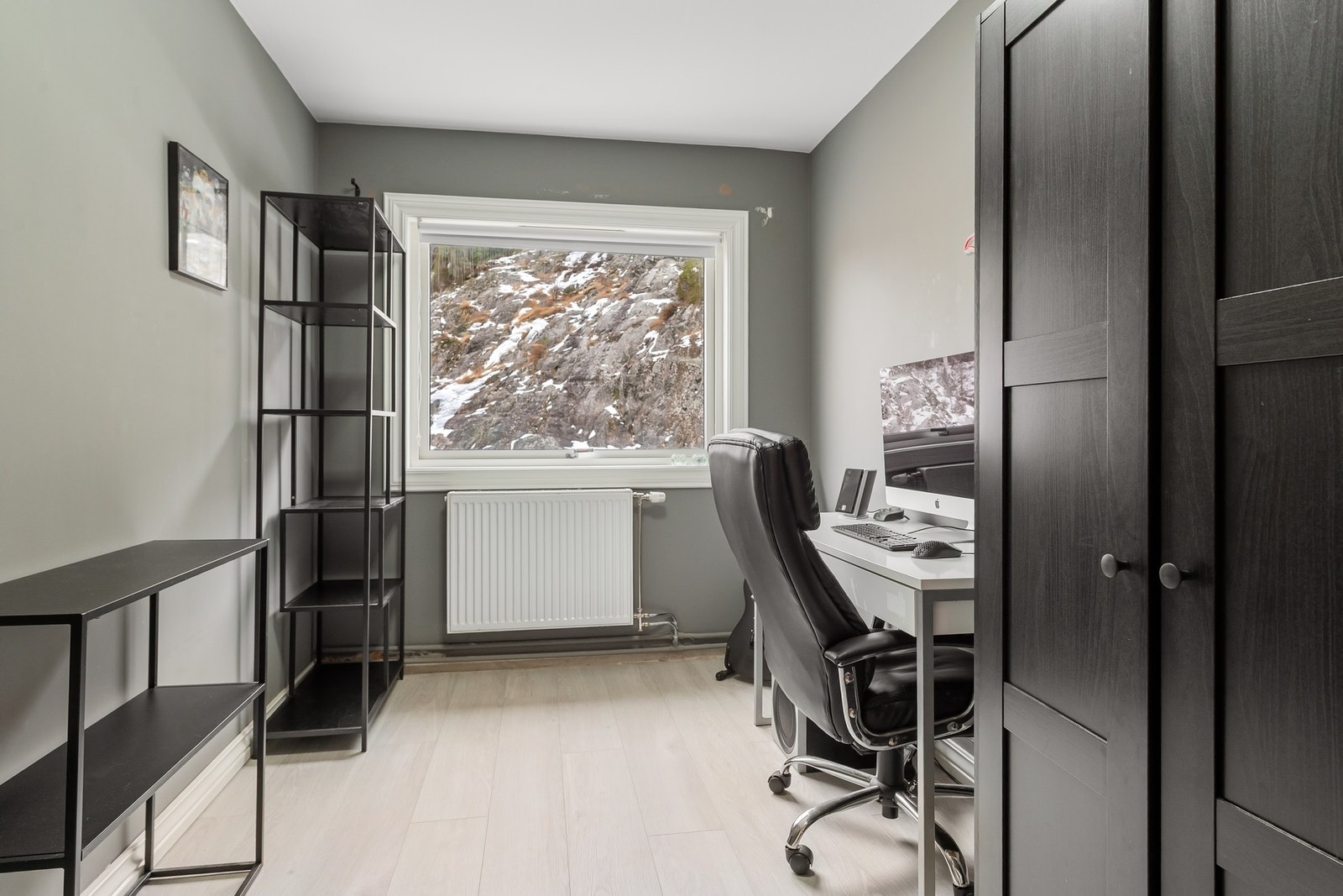 Soverom 2 er et praktisk rom som enten kan benyttes til soverom eller kontor Galleribilde