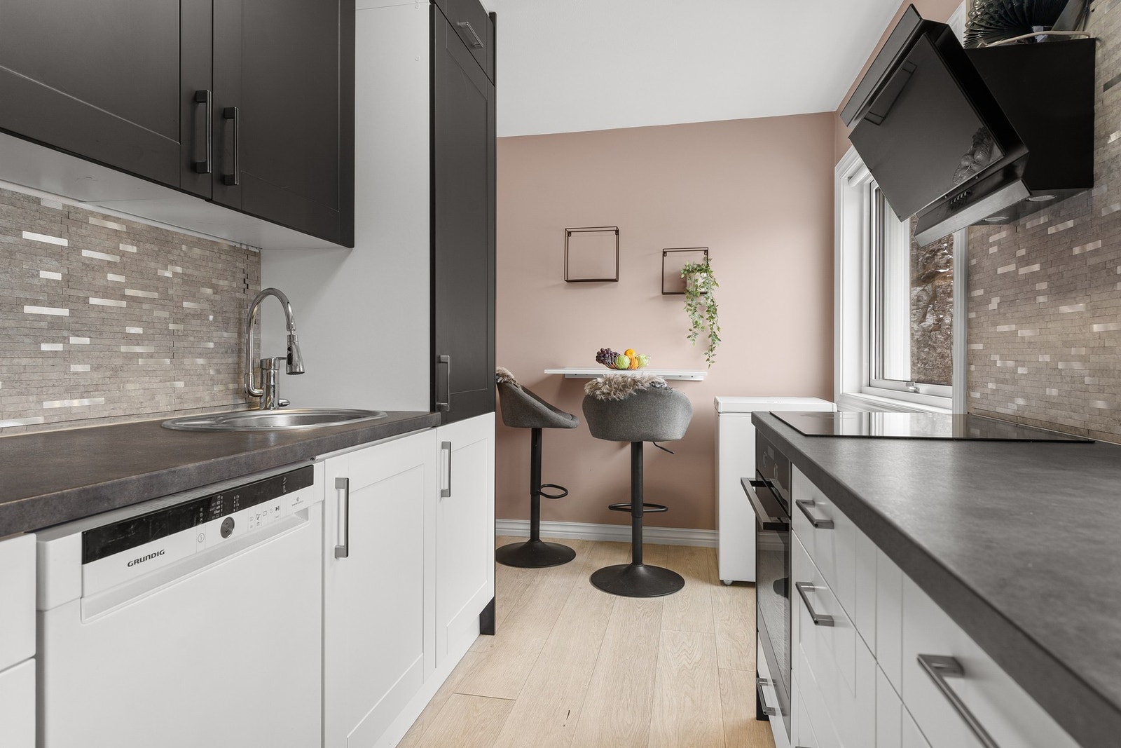 Trivelig kjøkken pusset opp 2021 - godt med benke og skapplass Galleribilde