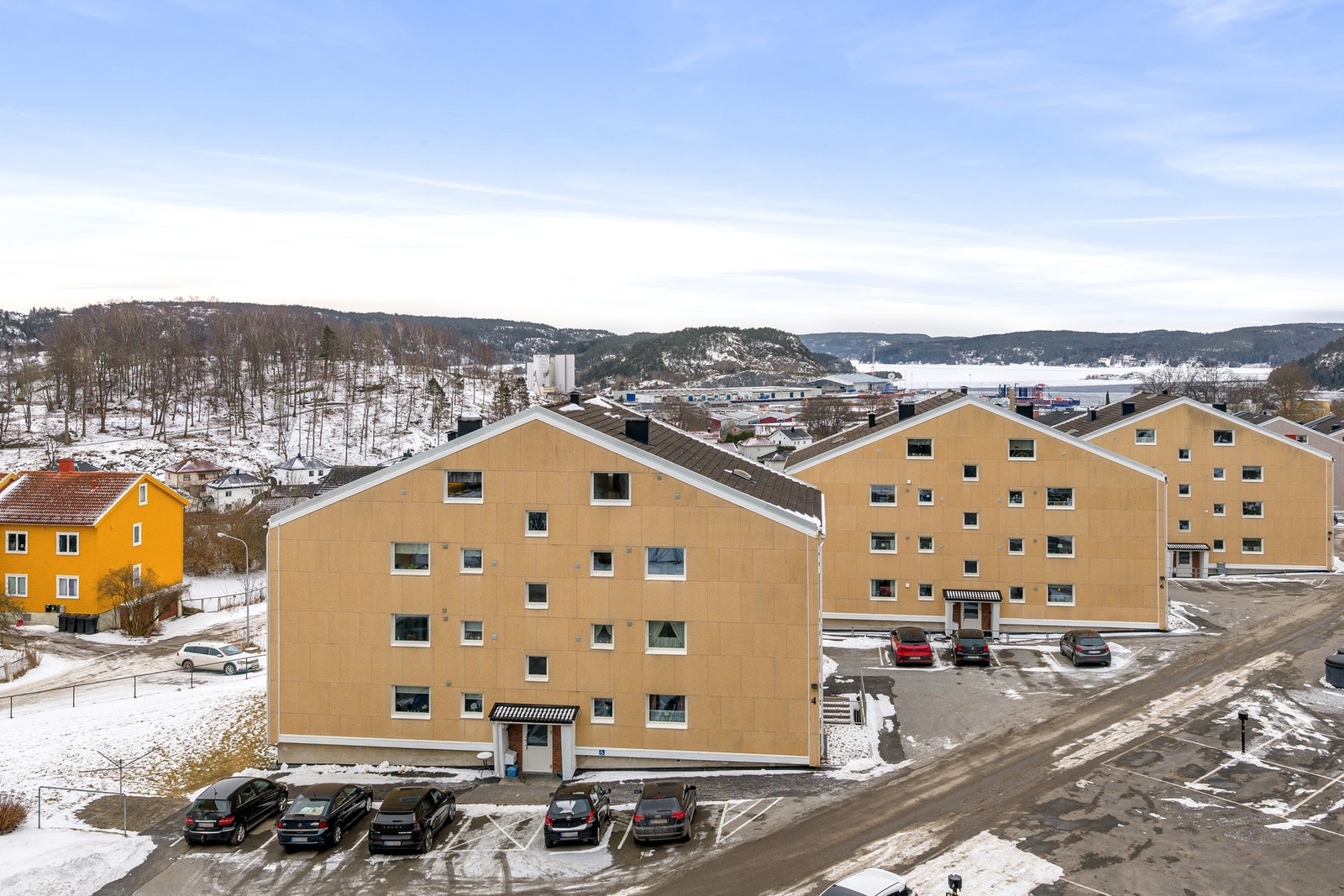 Borettlaget ligger sentralt med tilbaketrukket på Stangeløkka. Leiligheten ligger i 3 etasje og har flott utsikt mot Fredriksten festning og omkringliggende områder Galleribilde