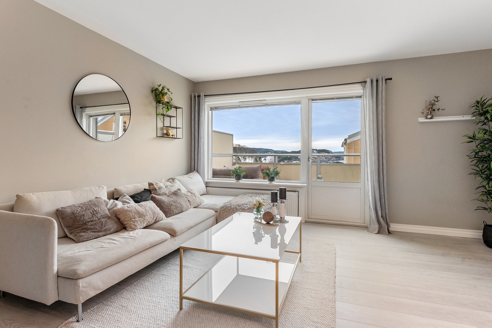 Lys og trivelig stue flott utsikt mot omkringliggende områder Galleribilde