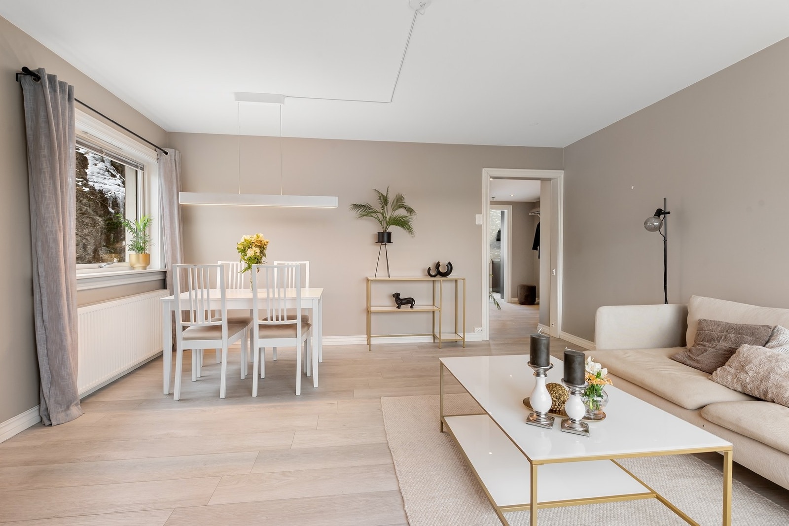 Lys og trivelig stue med plass til både salong og spisestue Galleribilde