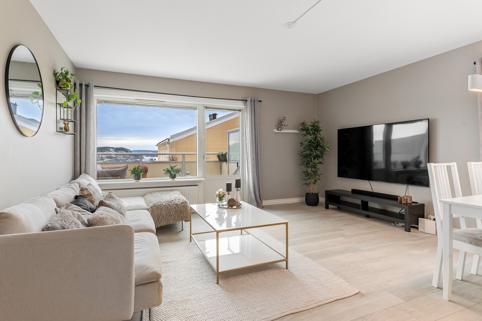 Lys og trivelig stue med plass til både salong og spisestue - Flott utsikt Galleribilde