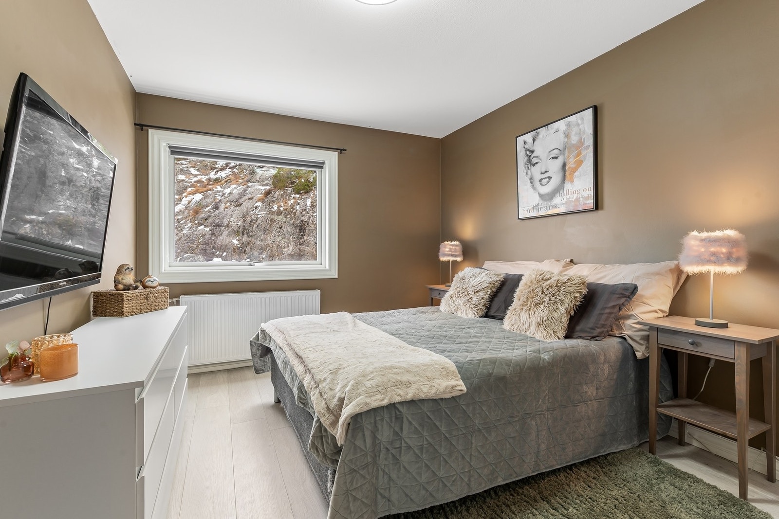 Herlig og tiltalende soverom malt i lun farge Galleribilde