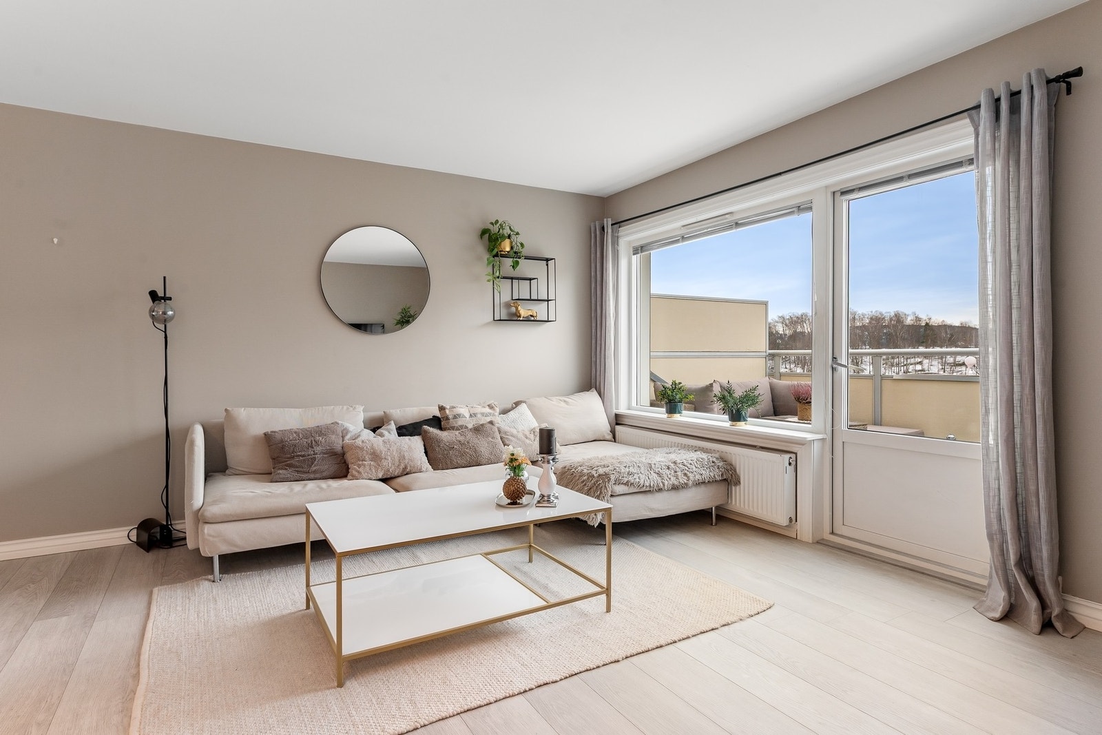 Utgang til fra stuen til balkong med flott utsikt Galleribilde