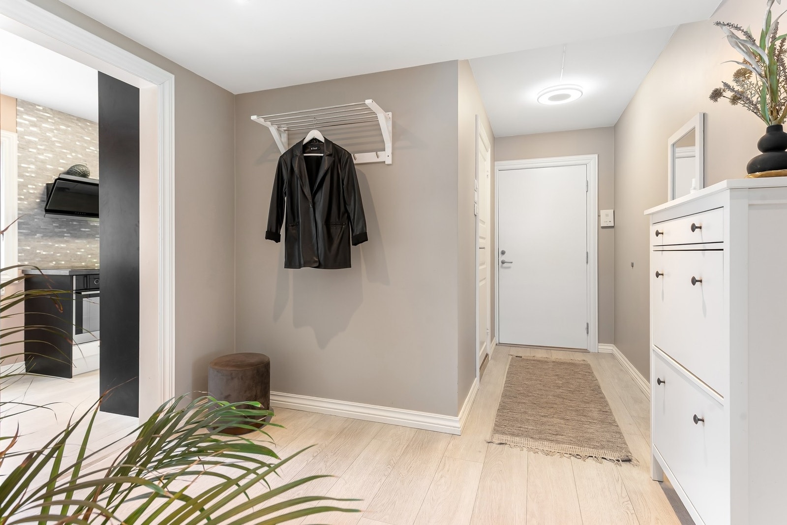 Romslig gang/entré Galleribilde