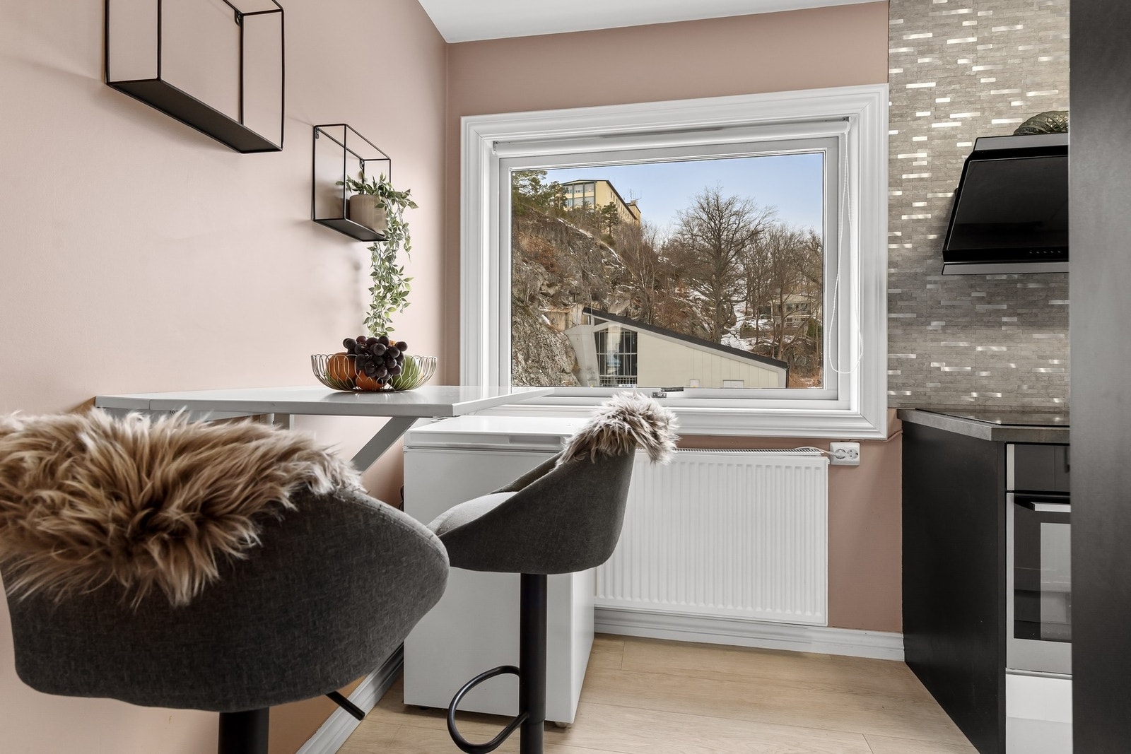 Kjøkken med barløsning som spiesplass Galleribilde