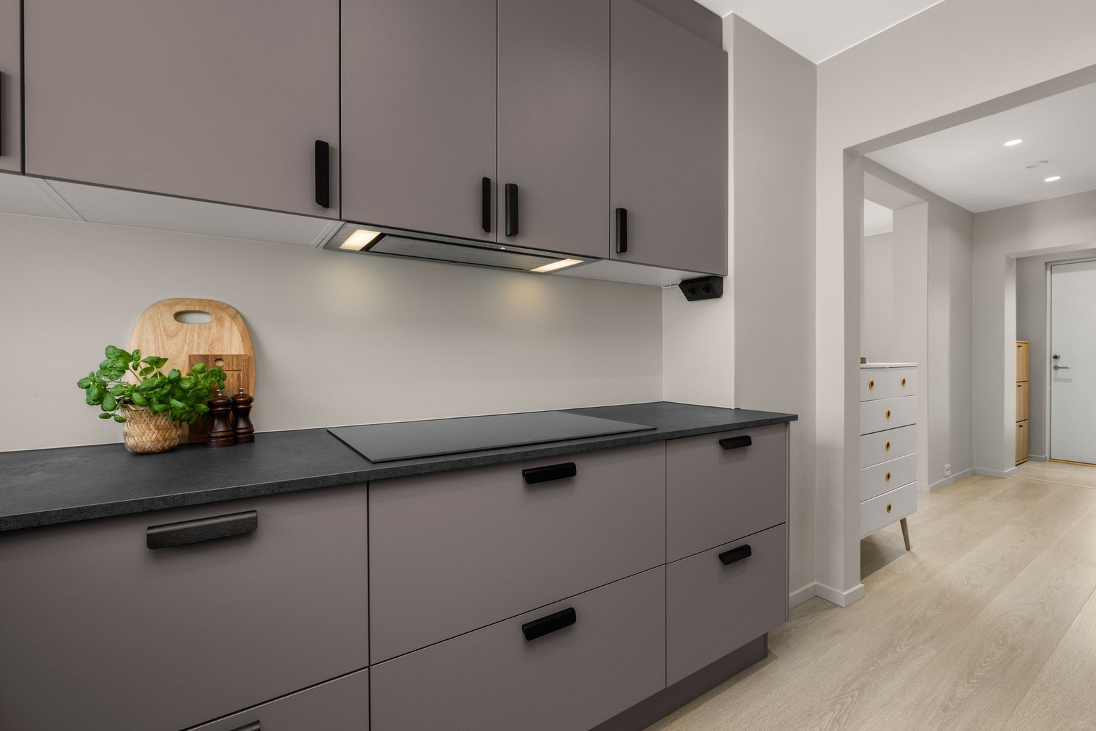 Kjøkkenet har rikelig med skap og benkeplass. Galleribilde