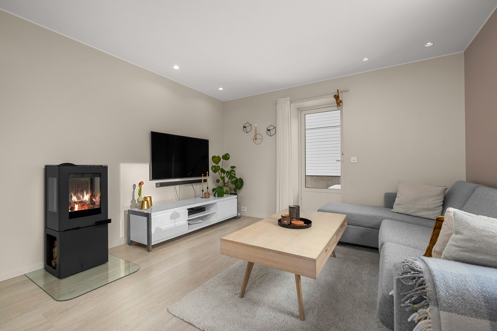 Fra stuen har du tilgang til terrasse, garasjen og hagen. Galleribilde