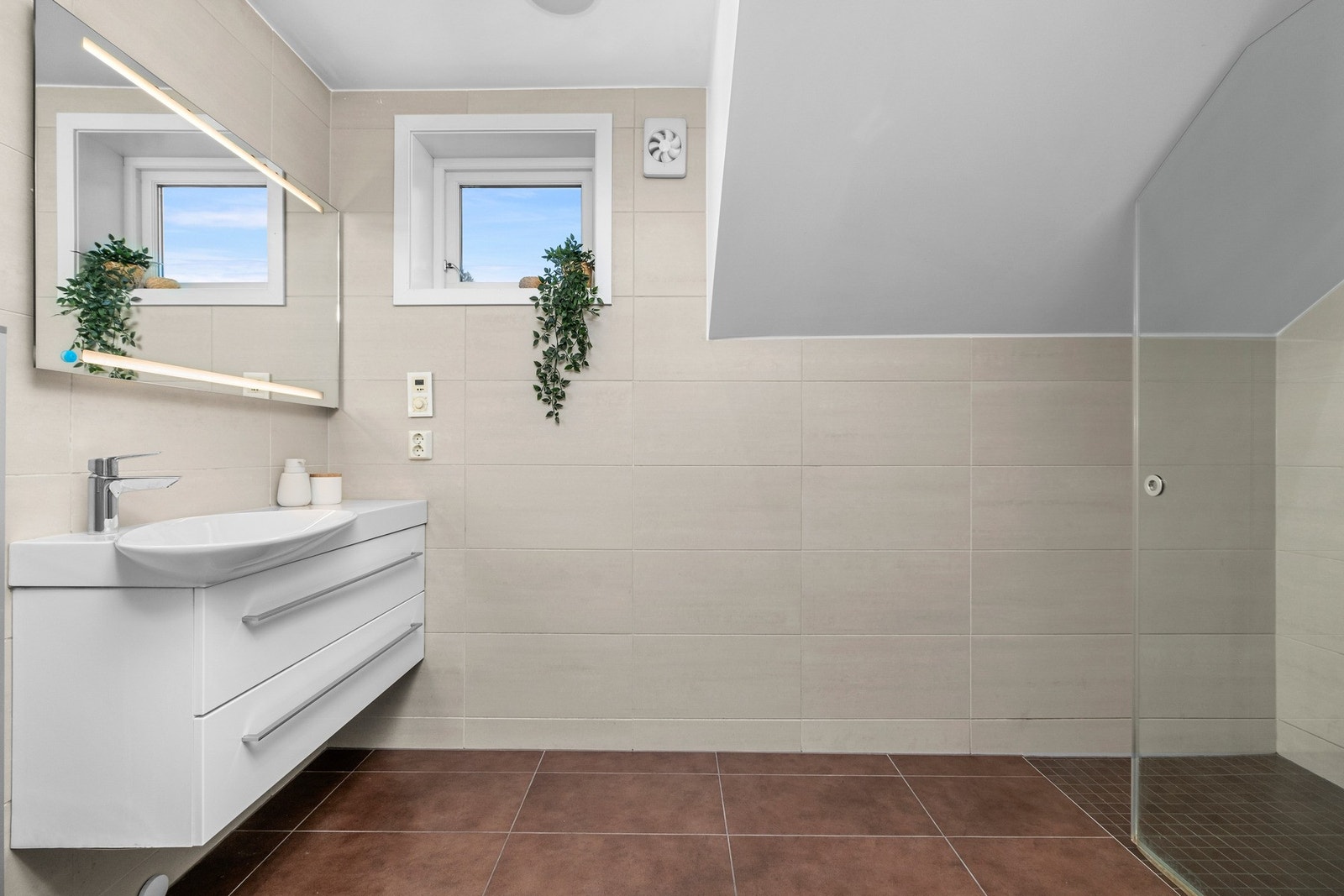 Lyst og moderne bad fra 2012/13. Ny flis på gulvet ble lagt i 2020 iflg. selger. Galleribilde