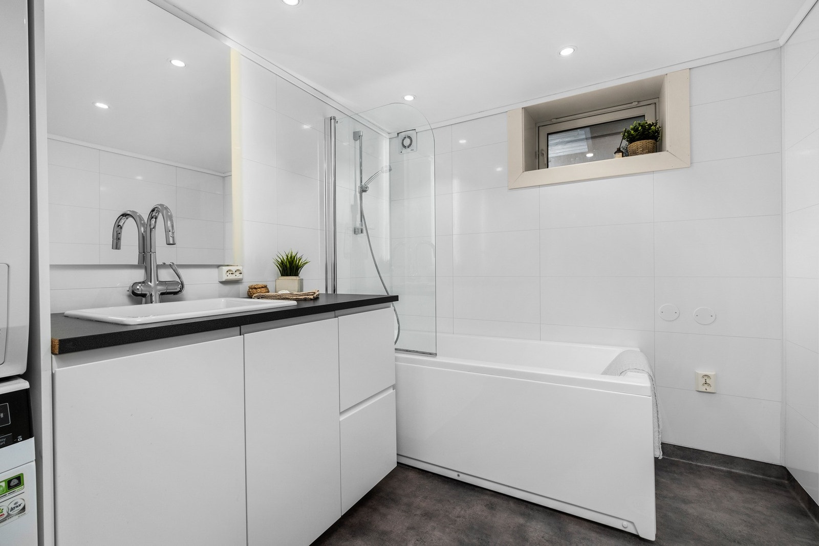 Romslig bad/vaskerom i kjeller på 6 kvm. Galleribilde