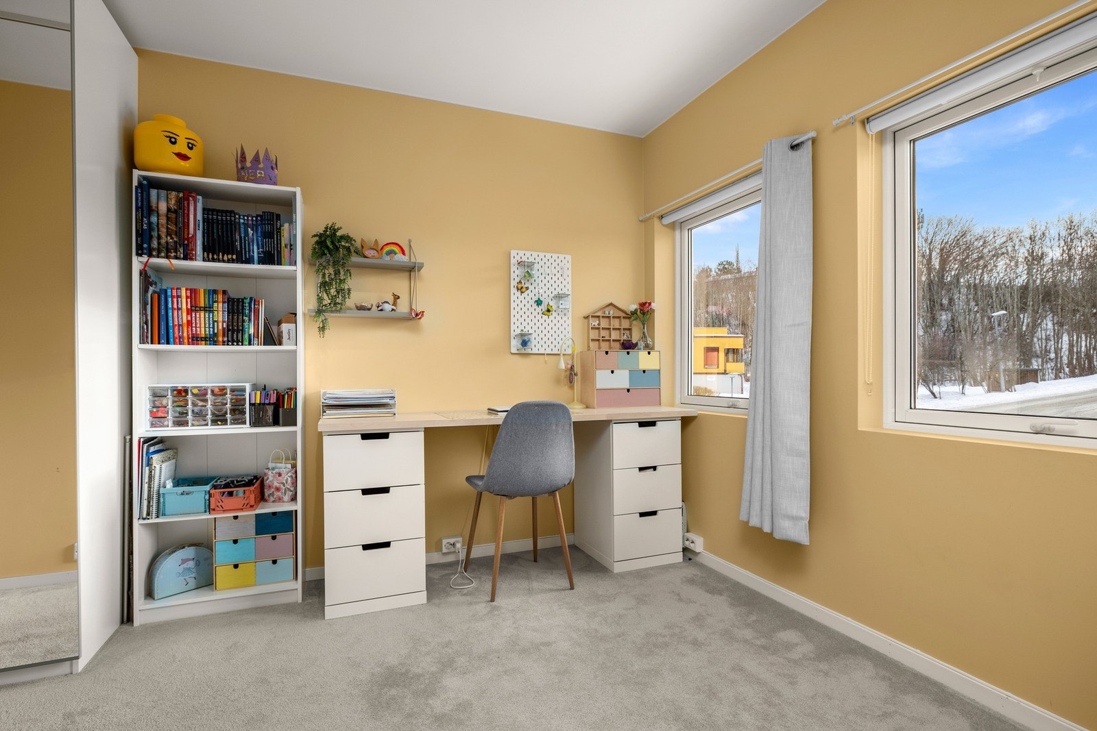 I 2. etasje er det 2 godkjente soverom. Galleribilde