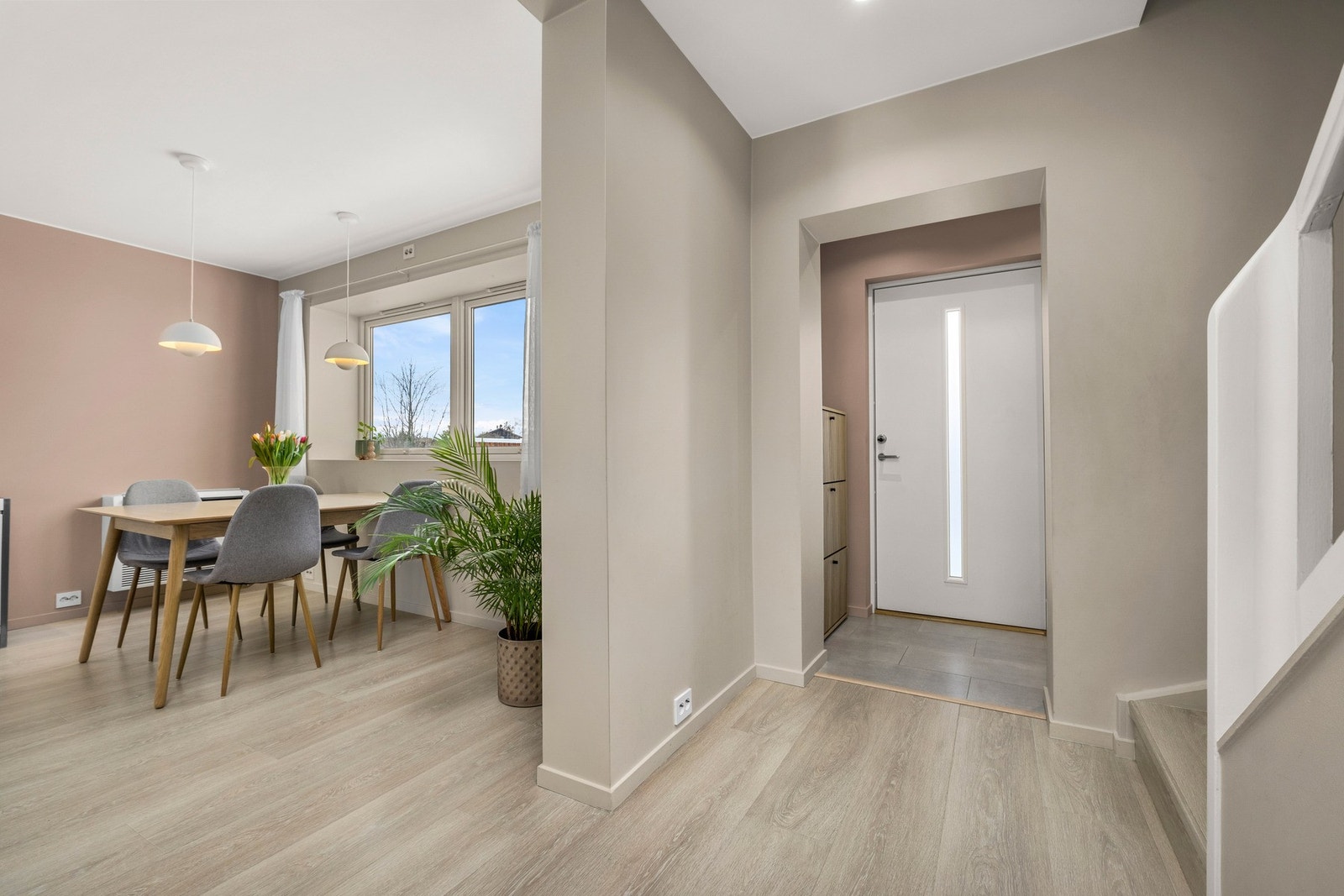 Praktisk vindfang på 2,5 kvm. Det er etablert varmekabler i gulvet. Galleribilde