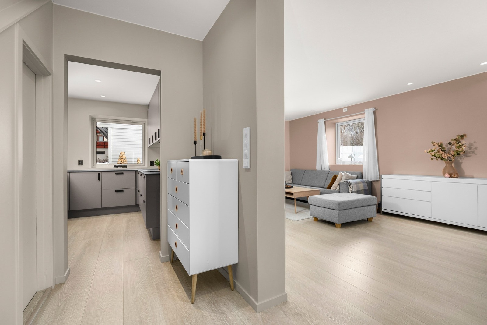 Fin planløsning hvor kjøkkenet er skjermet fra stue/spisestue Galleribilde