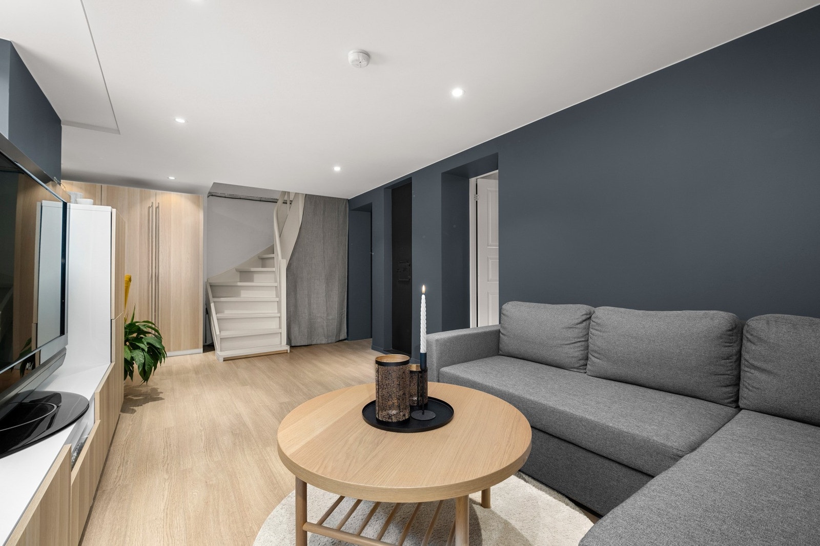 Kjellerstuen er malt i lyse farger og fremstår som romslig. Galleribilde