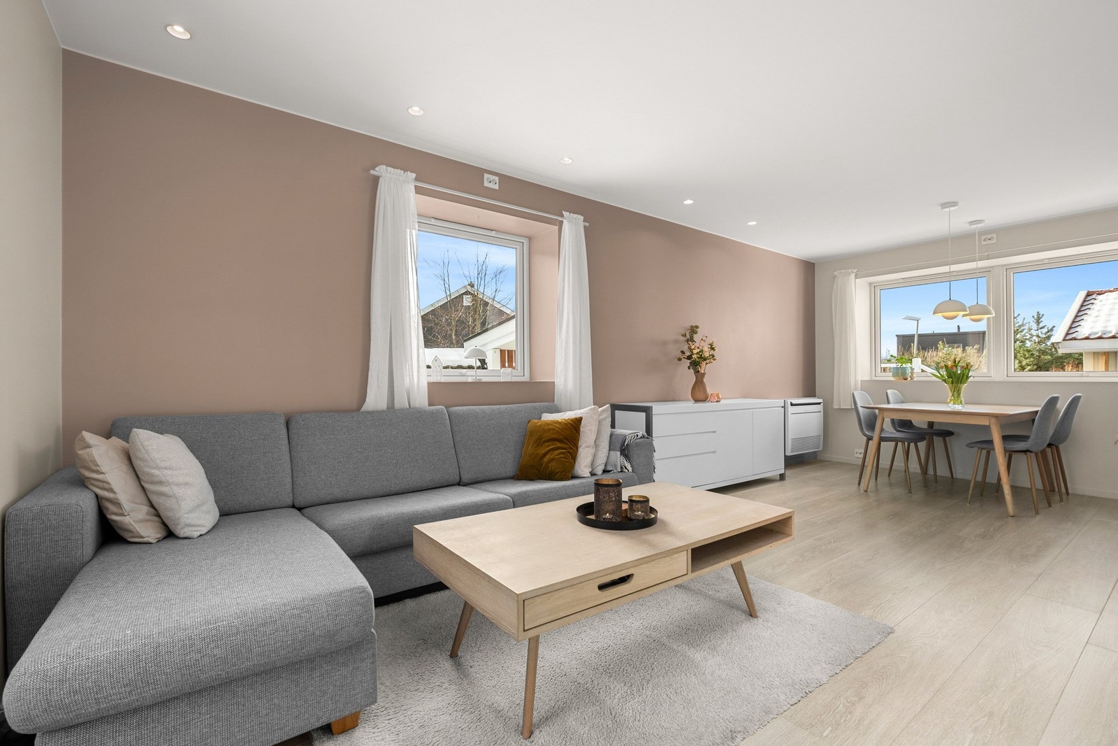 Lys og romslig stue på 25 kvm. Vindusflatene gir godt med naturlig lys inn i denne etasjen. Galleribilde