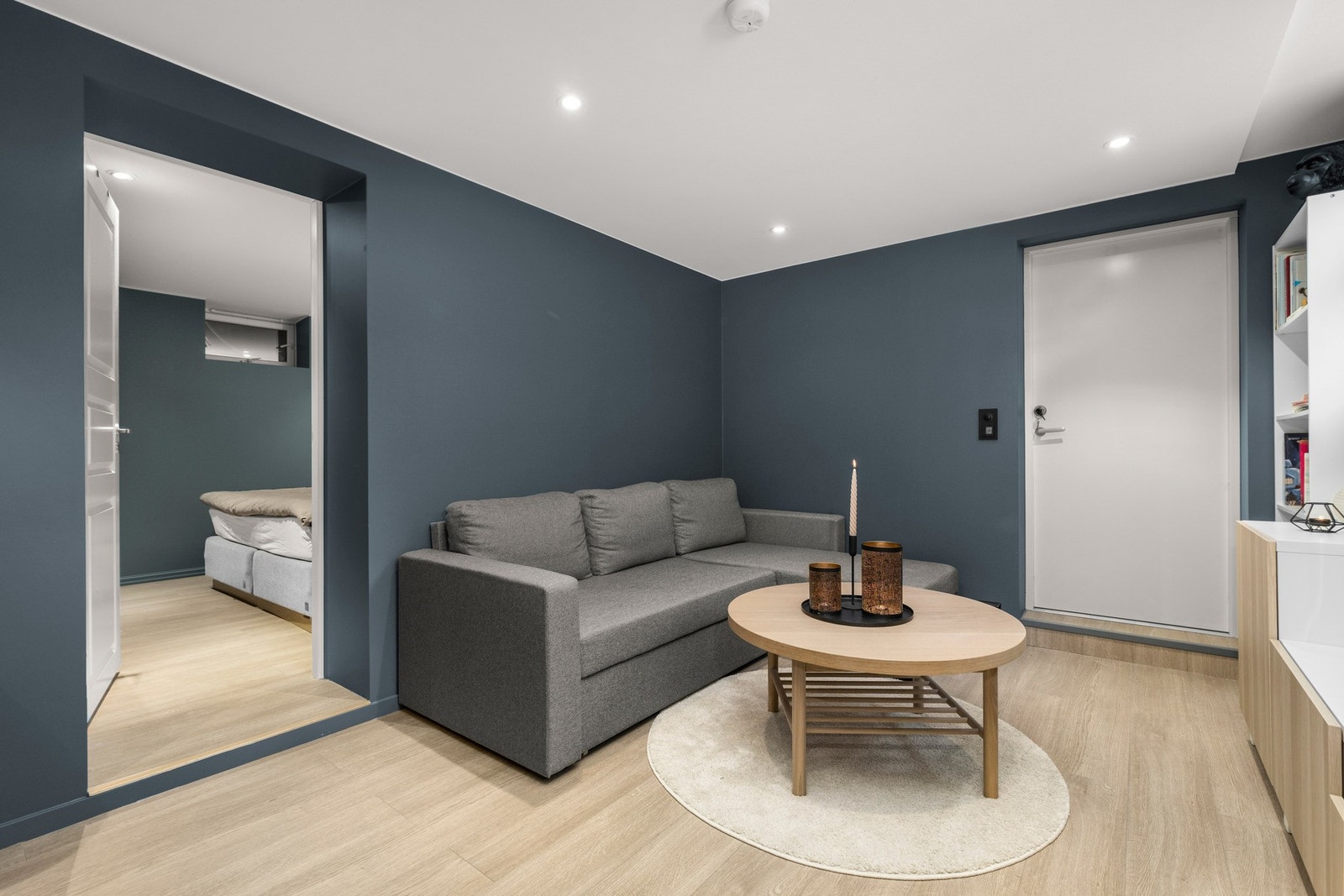 Kjellerstue er per i dag godkjent som gang/bodareal. Det er etablert egen utgang fra kjellerareal. Galleribilde