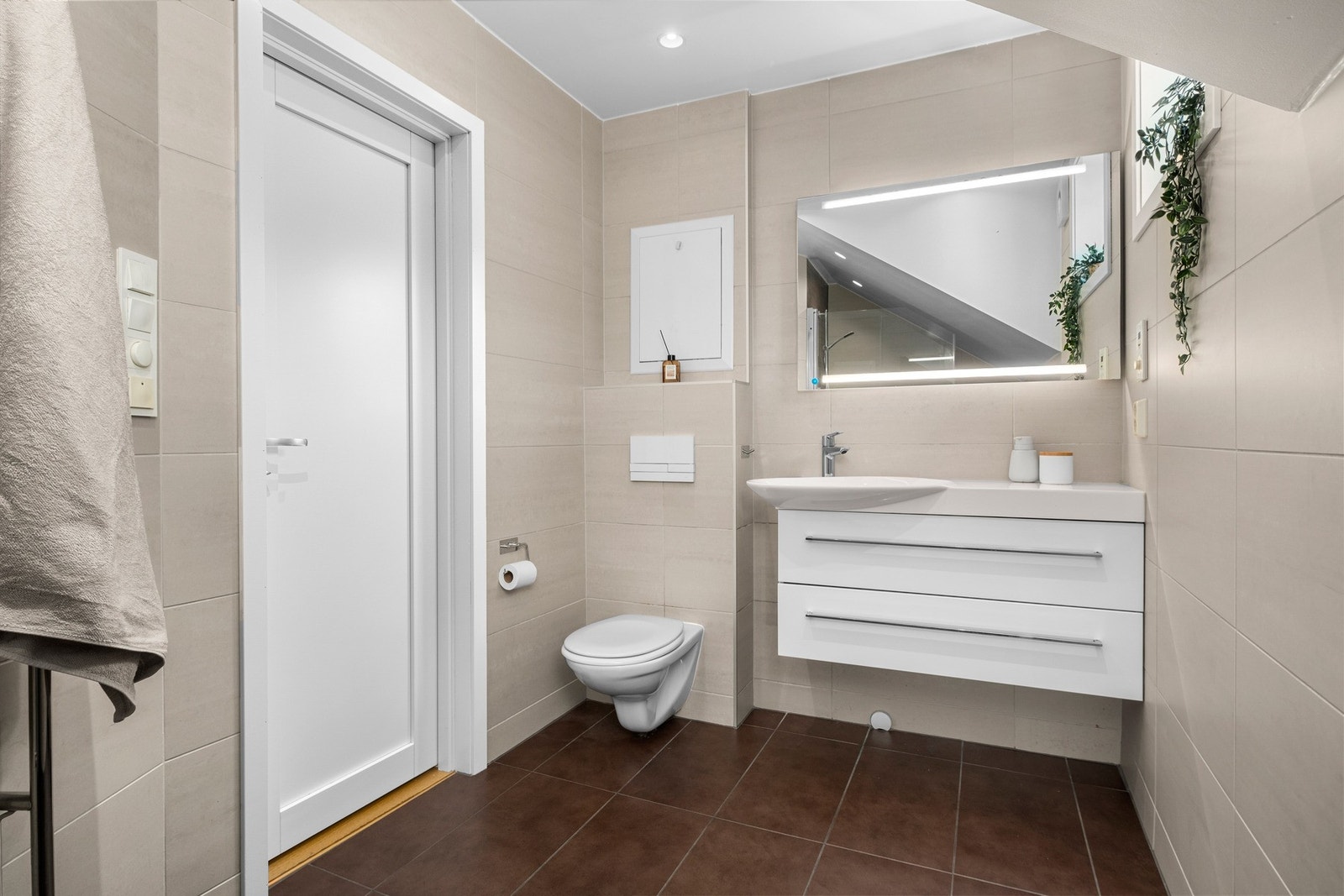 Deler av baderommet er opprinnelig kott, det er ikke søkt om å ta dette arealet inn i badet. Galleribilde