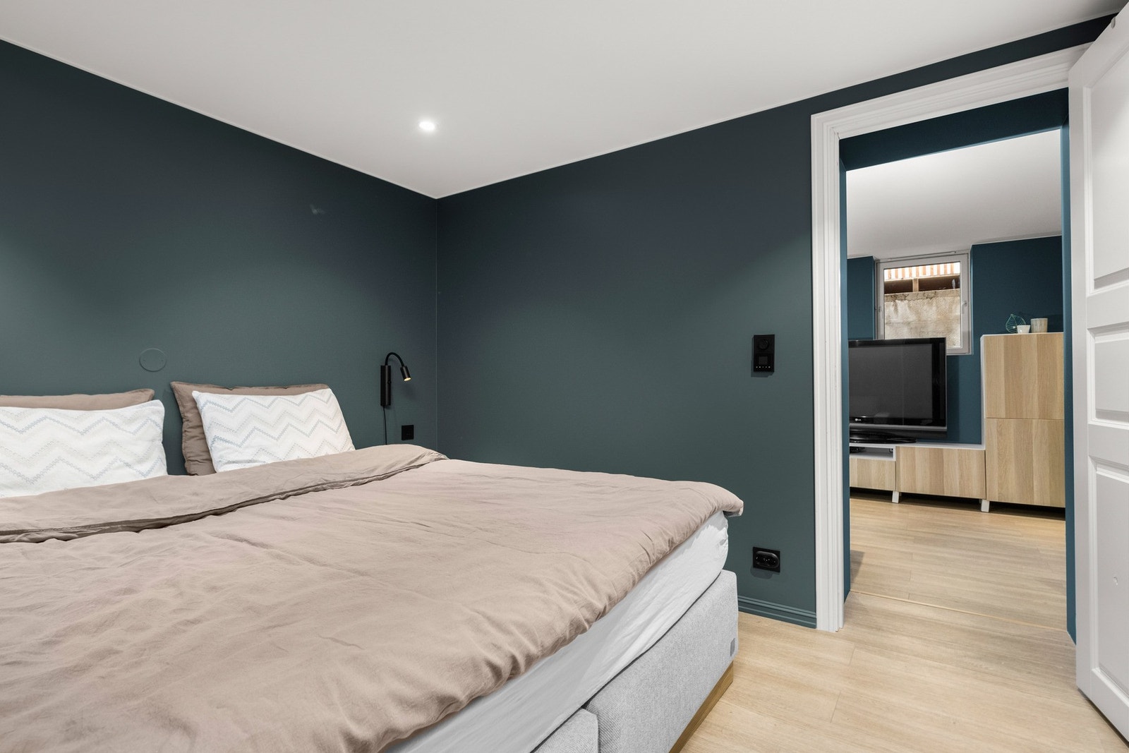 Rommet er fra byggeår godkjent som et tørkerom, men benyttes i dag som soverom. Galleribilde