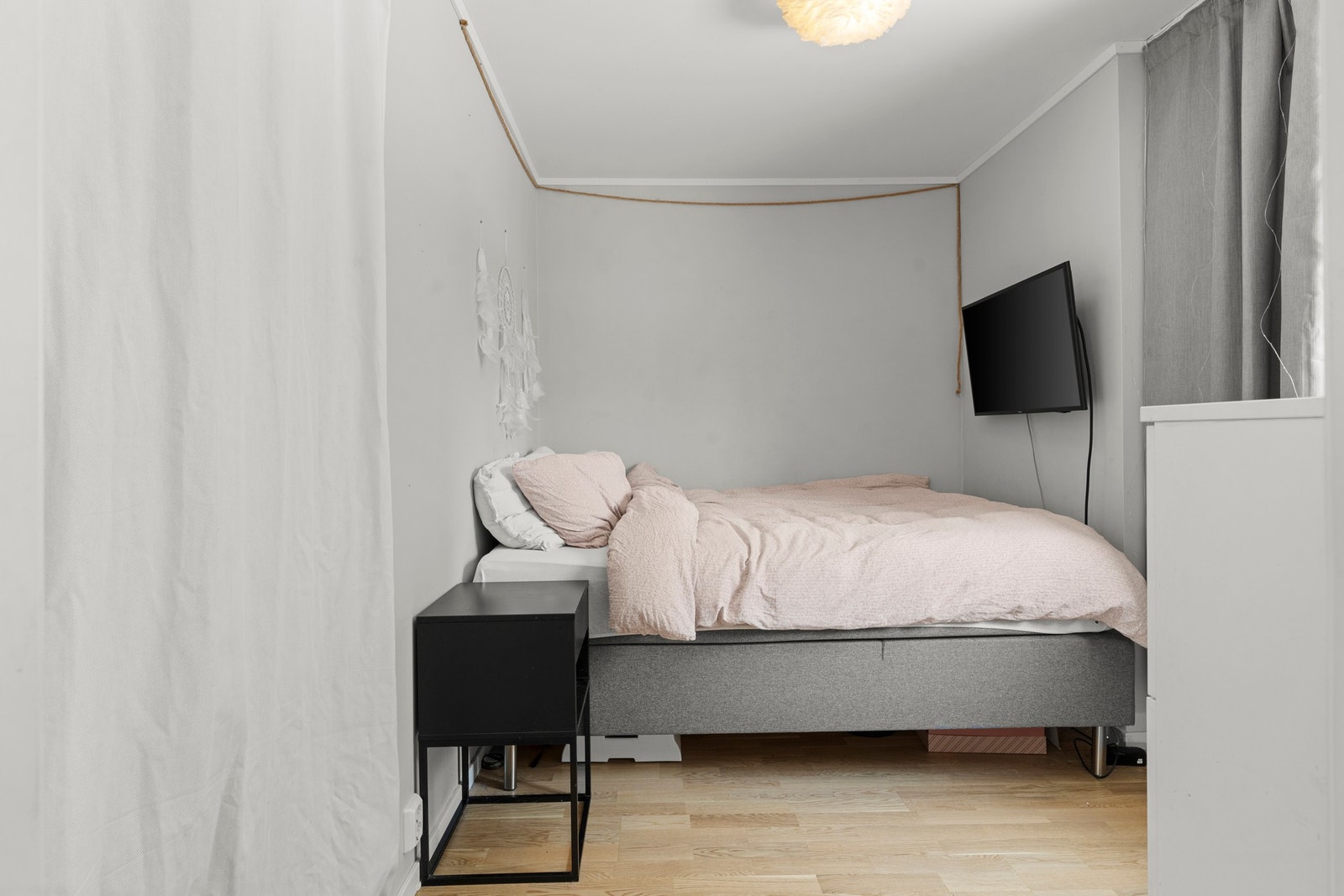 Lyst og delikat soverom med plass til dobbeltseng. Galleribilde