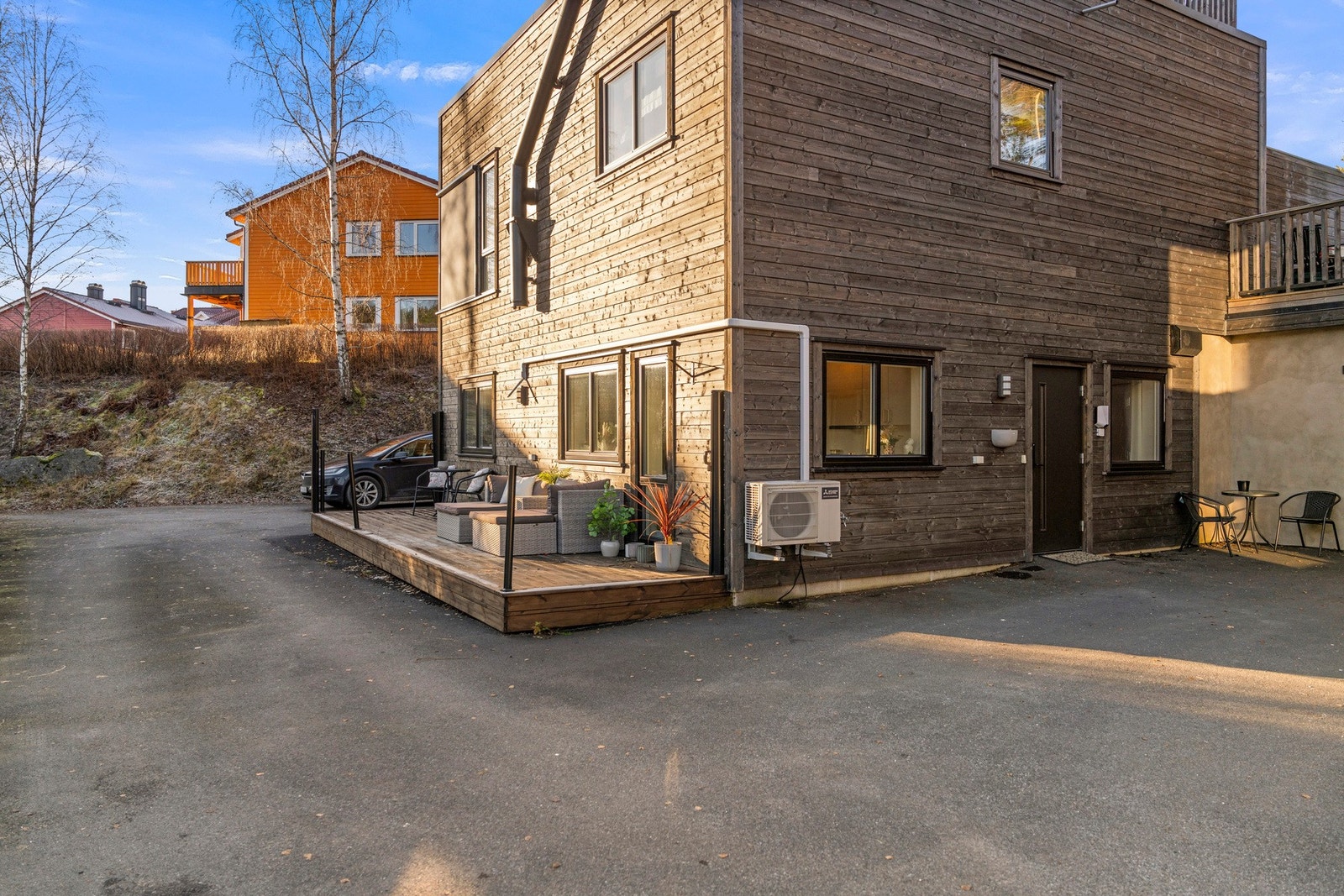 Boligen fremstår moderne, velholdt og pent innrammet. Galleribilde