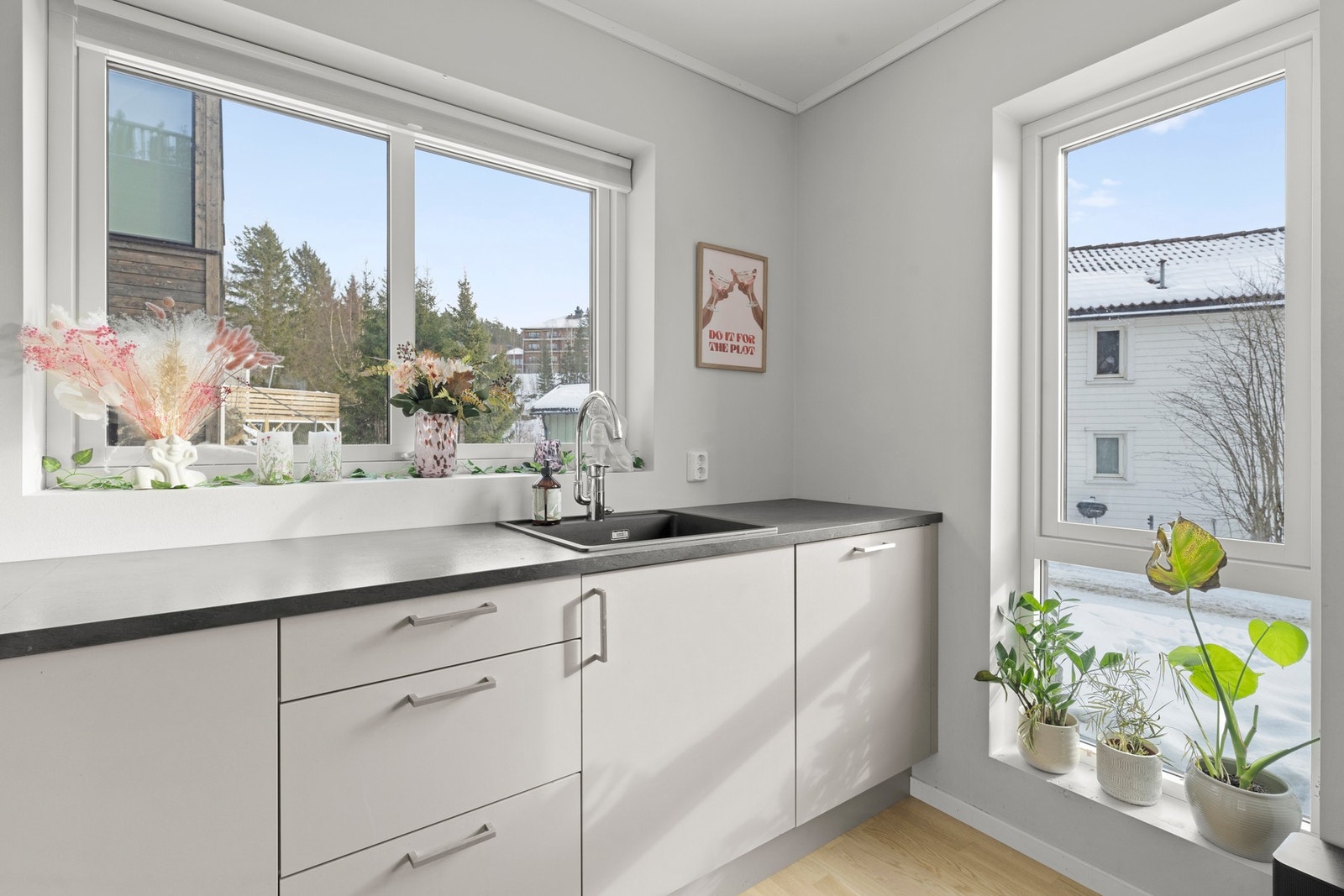 Åpen løsning som gir romfølelse og godt lysinnslipp. Galleribilde