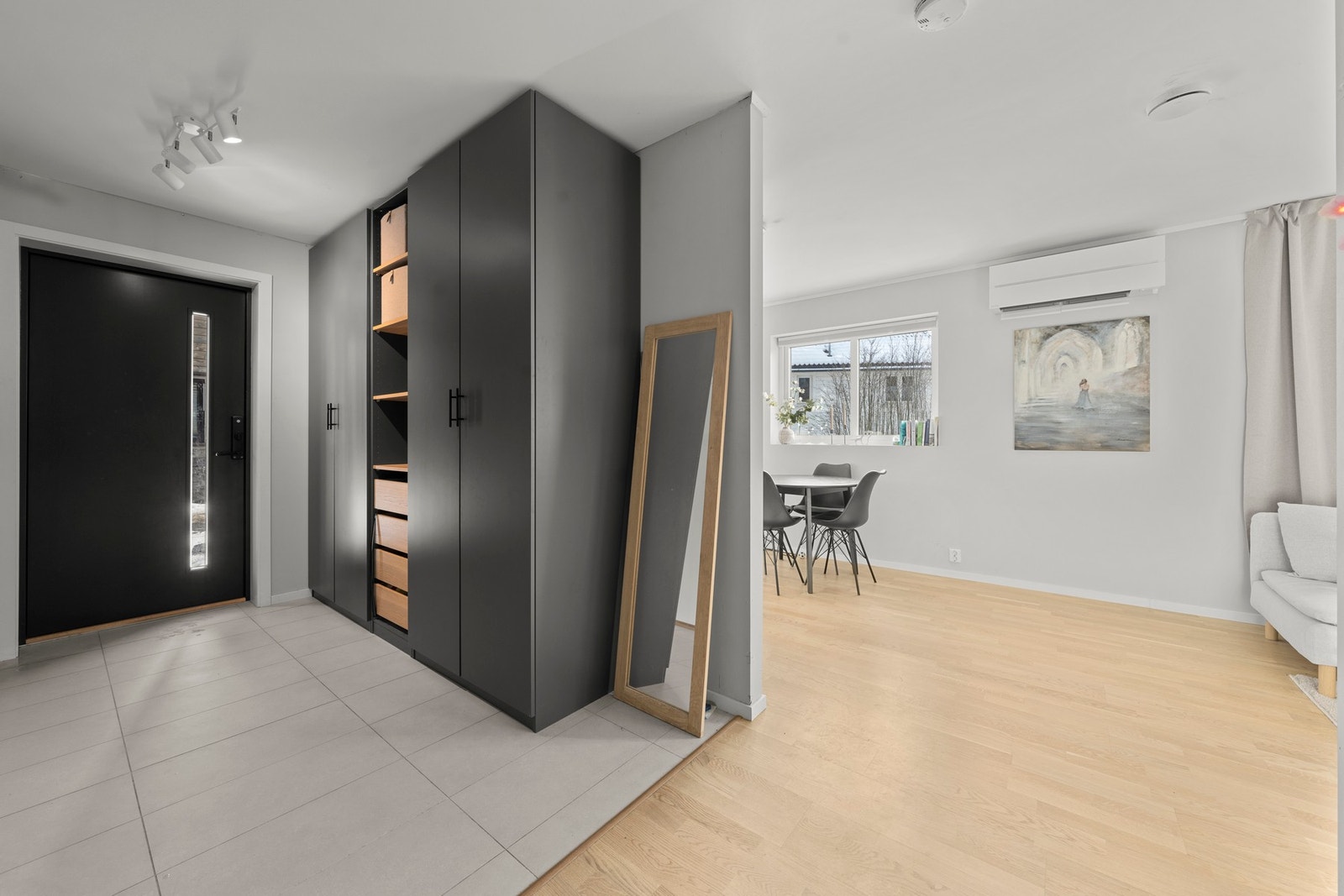 Lys og praktisk entré med plass til garderobeløsning. Galleribilde