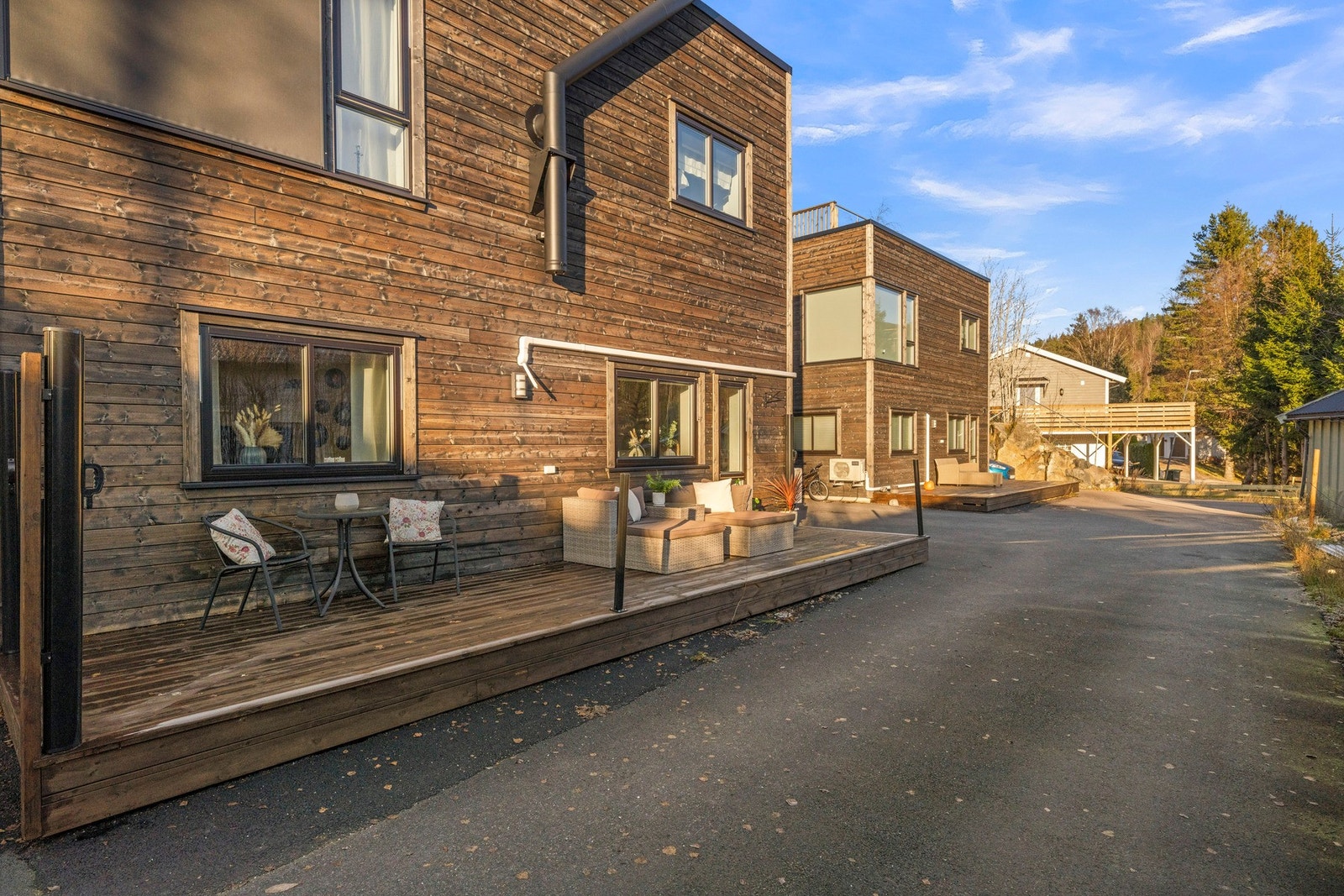 Boligen ligger usjenert til med romslig gårdsplass og enkel adkomst. Galleribilde