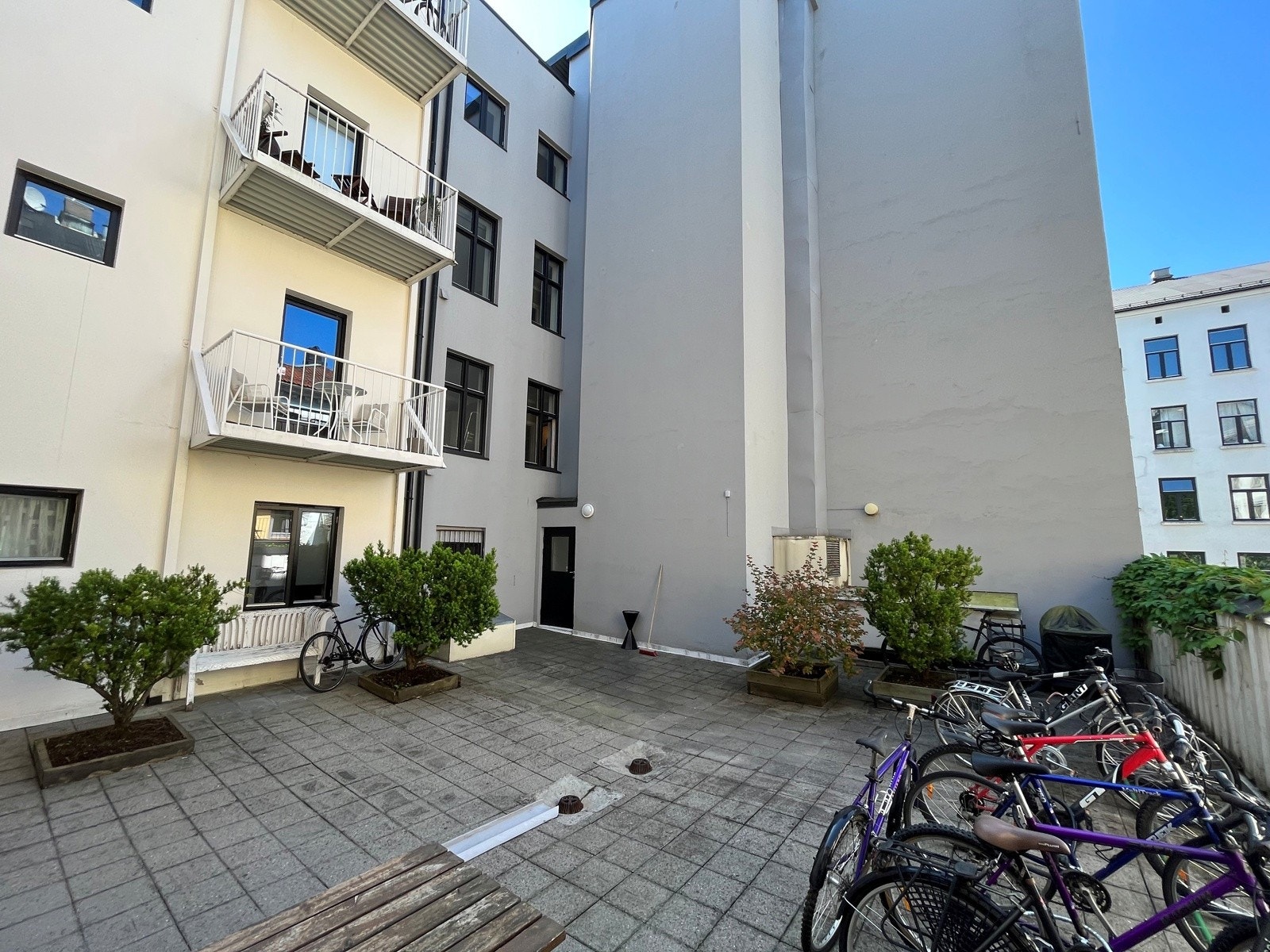 Felles bakgård med mulighet for sykkelparkering Galleribilde