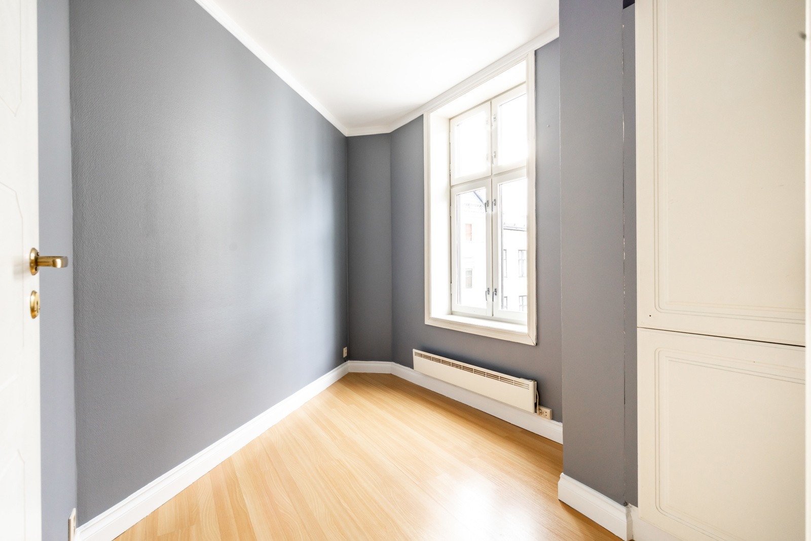 Leiligheten har soverom med plass til seng og skap til oppbevaring Galleribilde