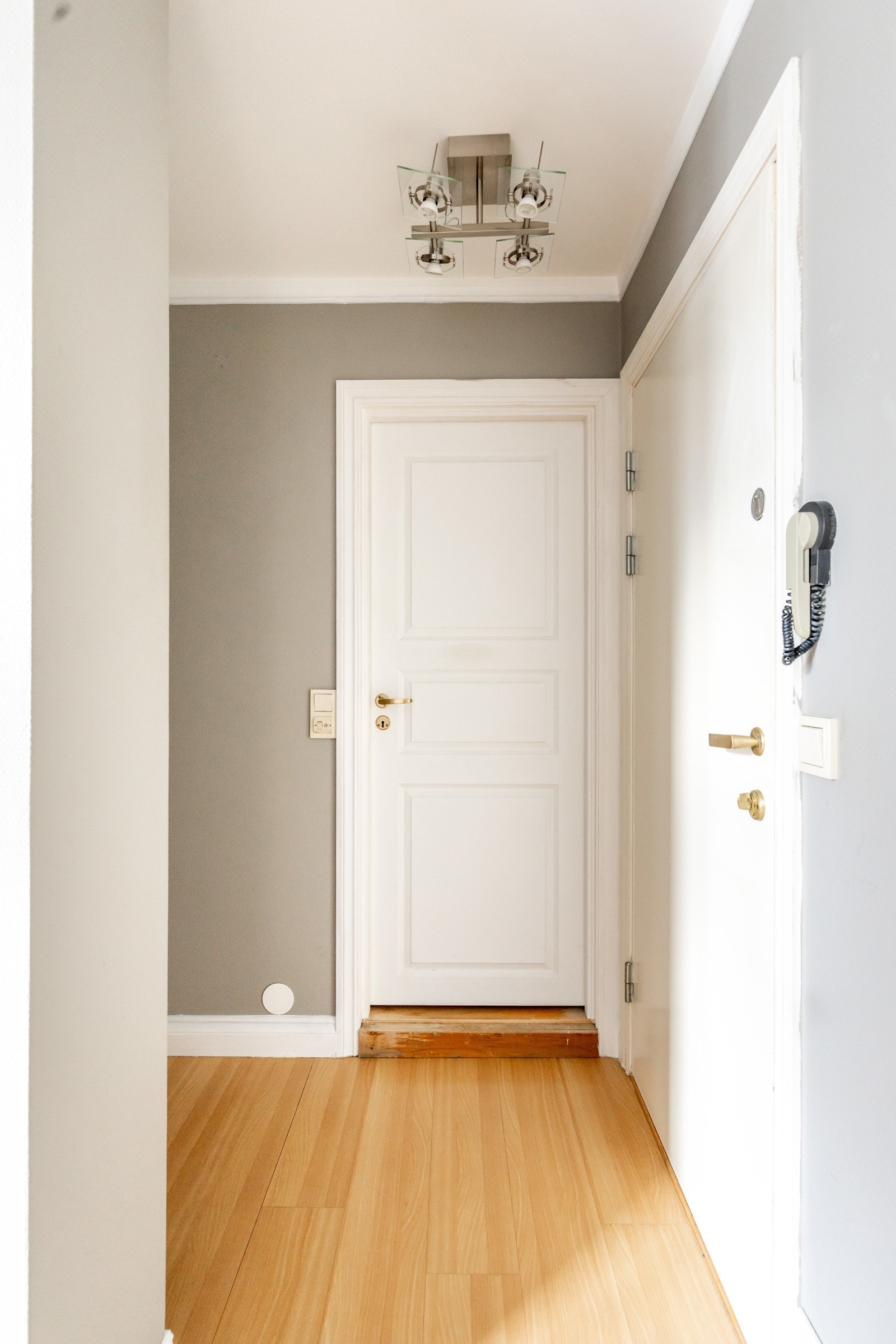 Man ankommer leiligheten i entré med nisje til oppbevaring av yttertøy. Velkommen inn! Galleribilde