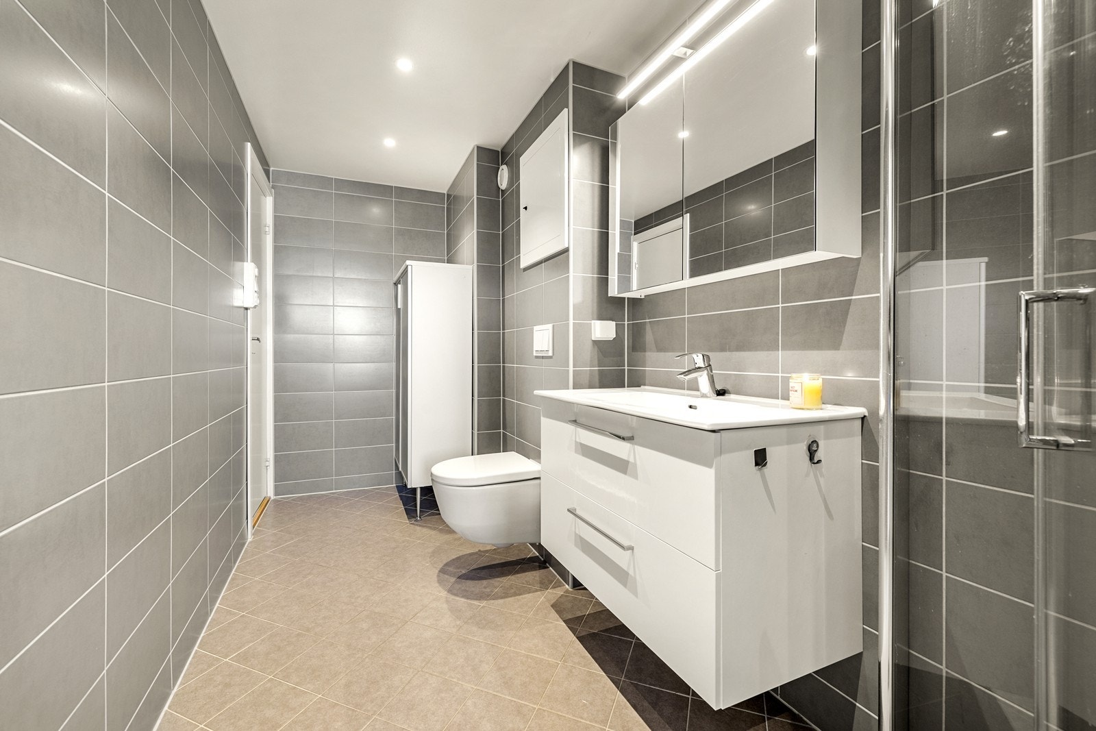 Rommet er helfliset med elektriske varmekabler i gulvet og downlights i himlingen for god komfort. Galleribilde