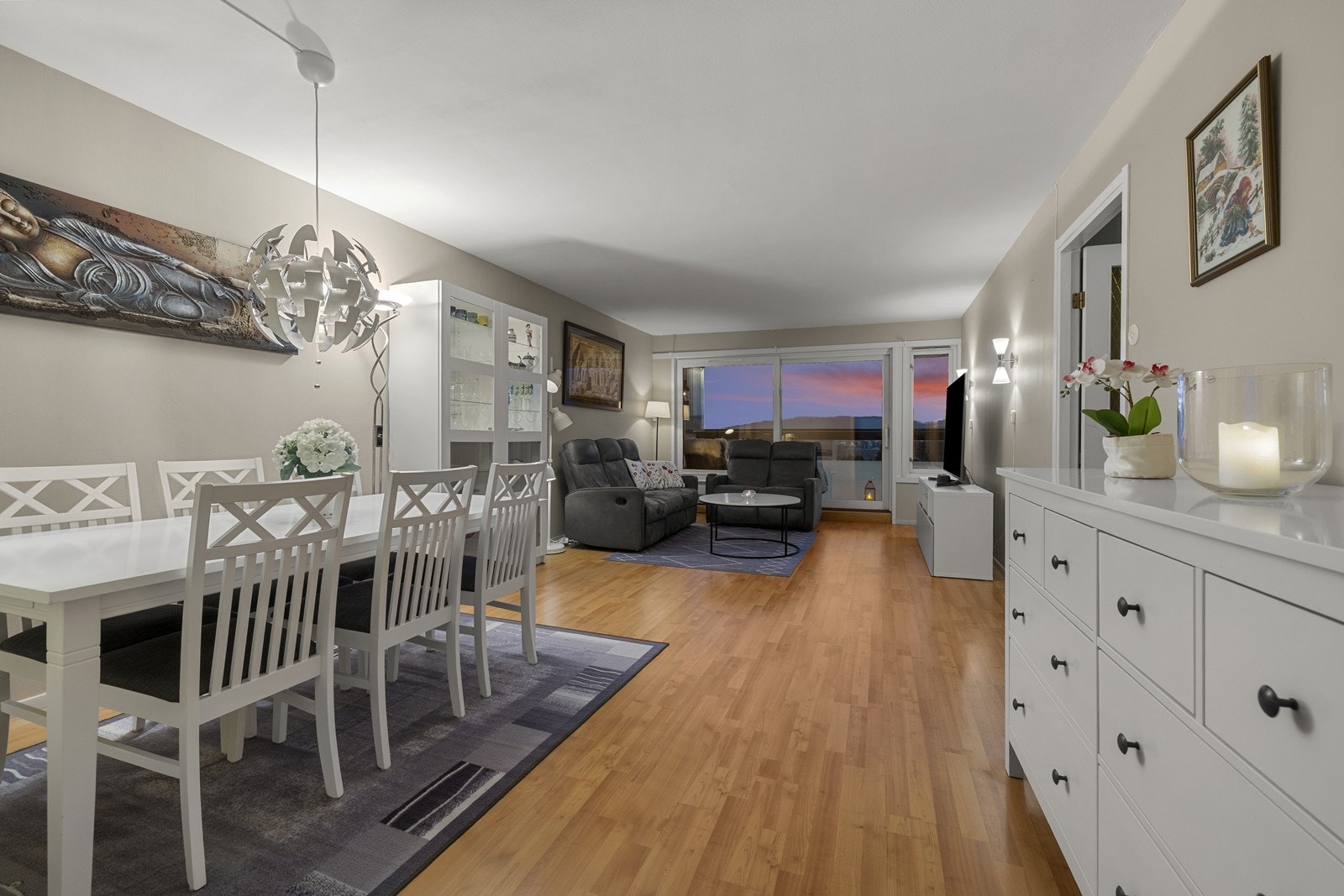 På kvelden skaper lysene fra omgivelsene en stemningsfull atmosfære i stuen. Galleribilde