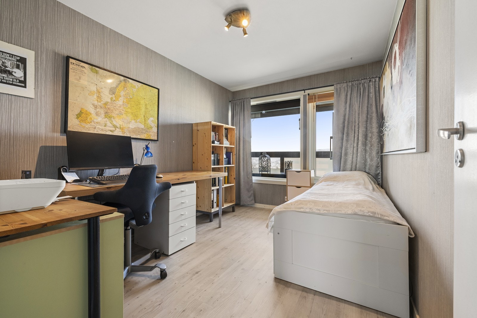 Det andre soverommet egner seg godt som barnerom, gjesterom eller hjemmekontor. Galleribilde