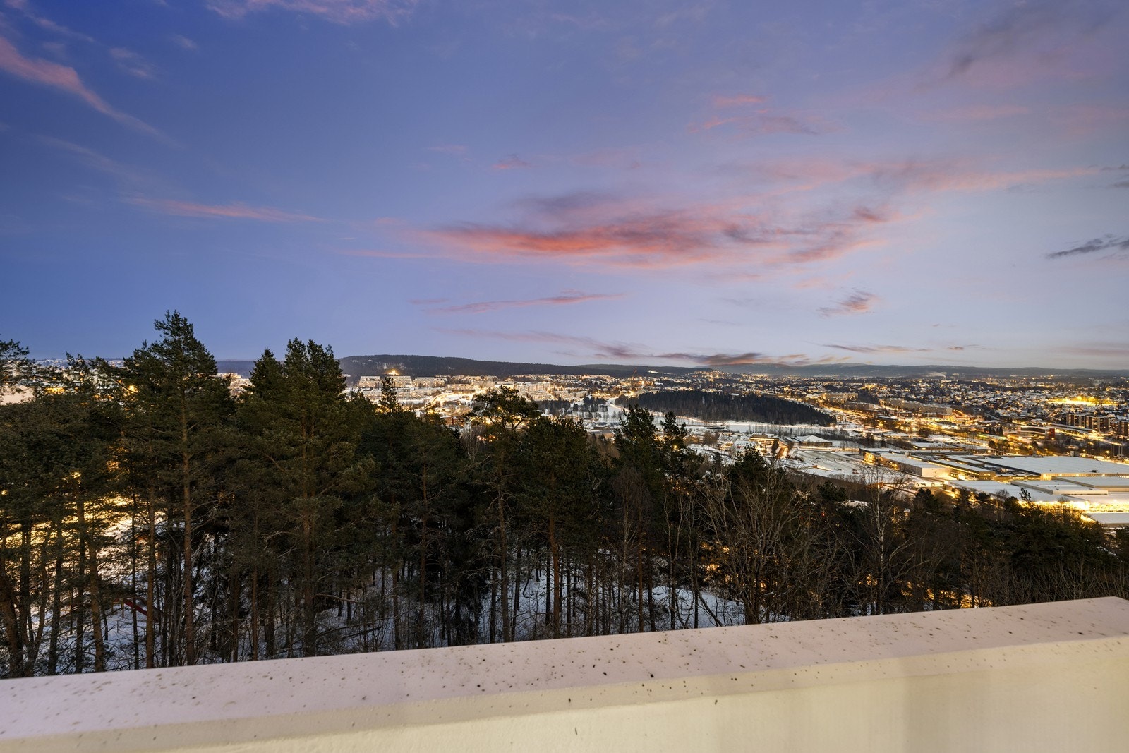 Den høye og frie beliggenheten gir en fredelig atmosfære med flott utsyn. Galleribilde