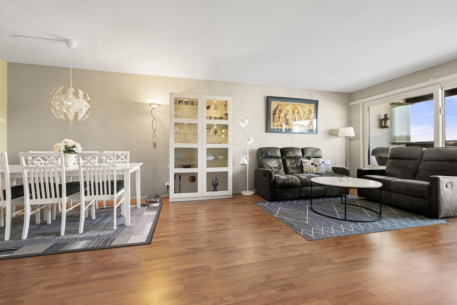 De fleste overflater i stuen, inkludert vegger og himling, ble malt i 2023. Galleribilde