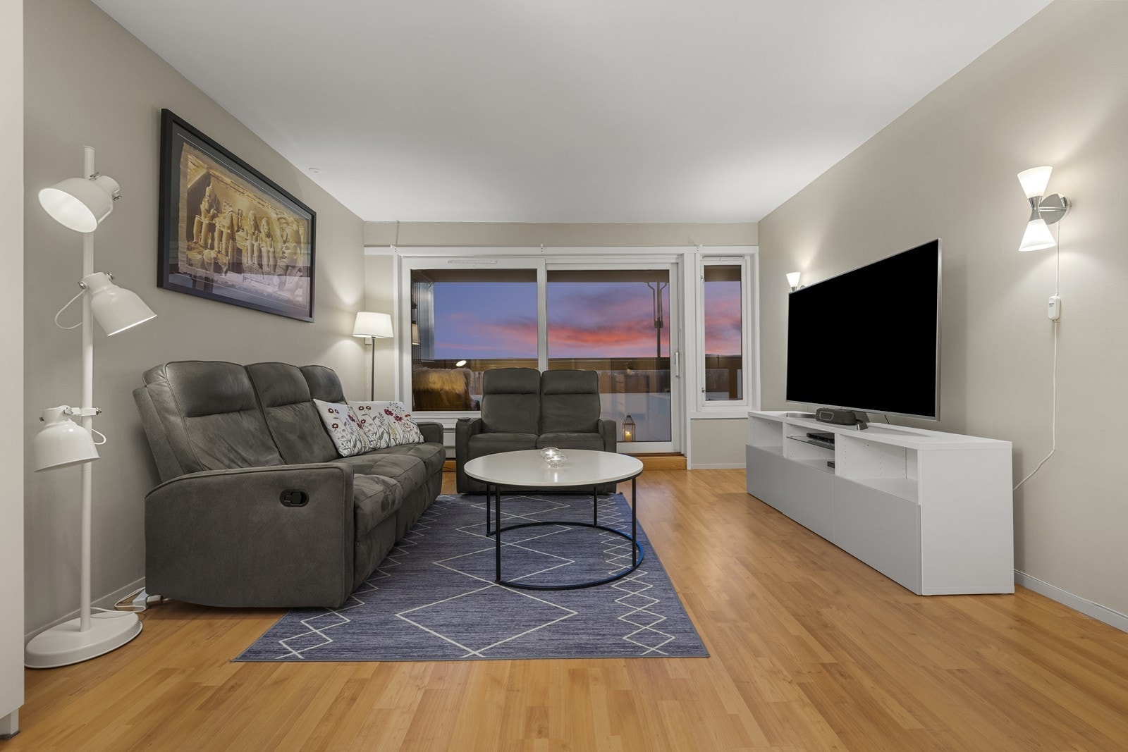 Foran vindu og balkongdør er det montert en praktisk, utvendig elektrisk screen for solskjerming. Galleribilde