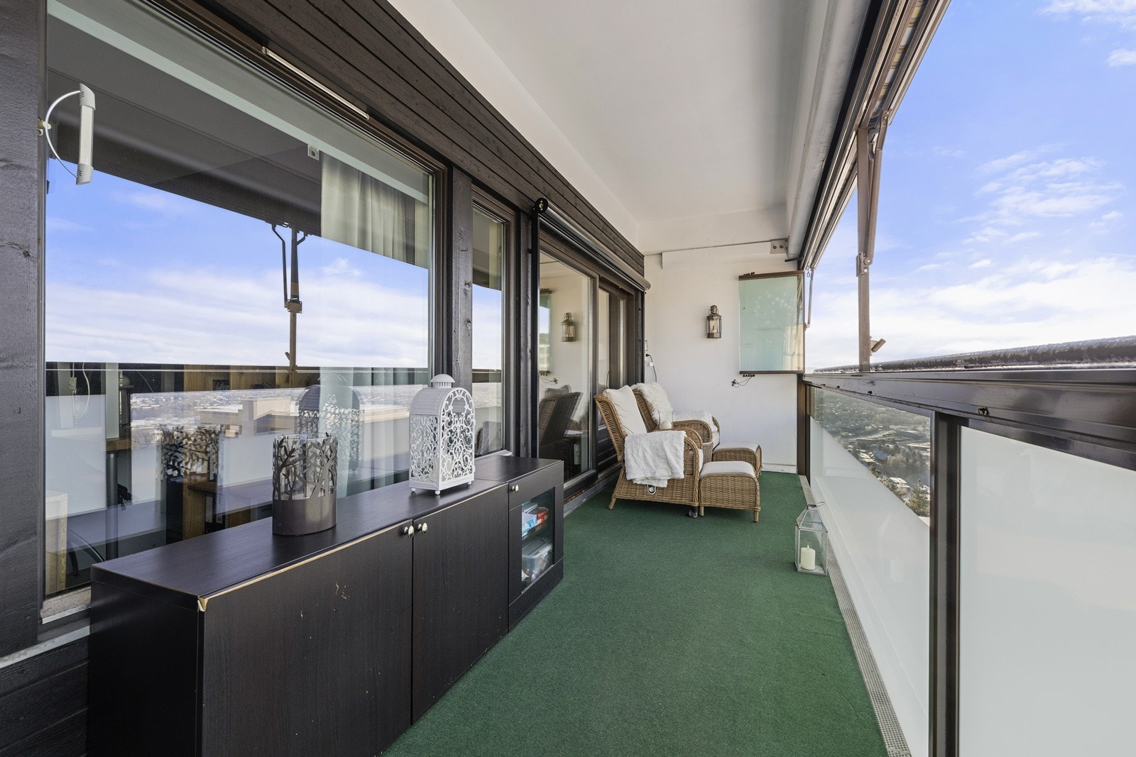 Balkongen er romslig og gir god plass til en hyggelig sittegruppe for utendørs avslapning. Galleribilde